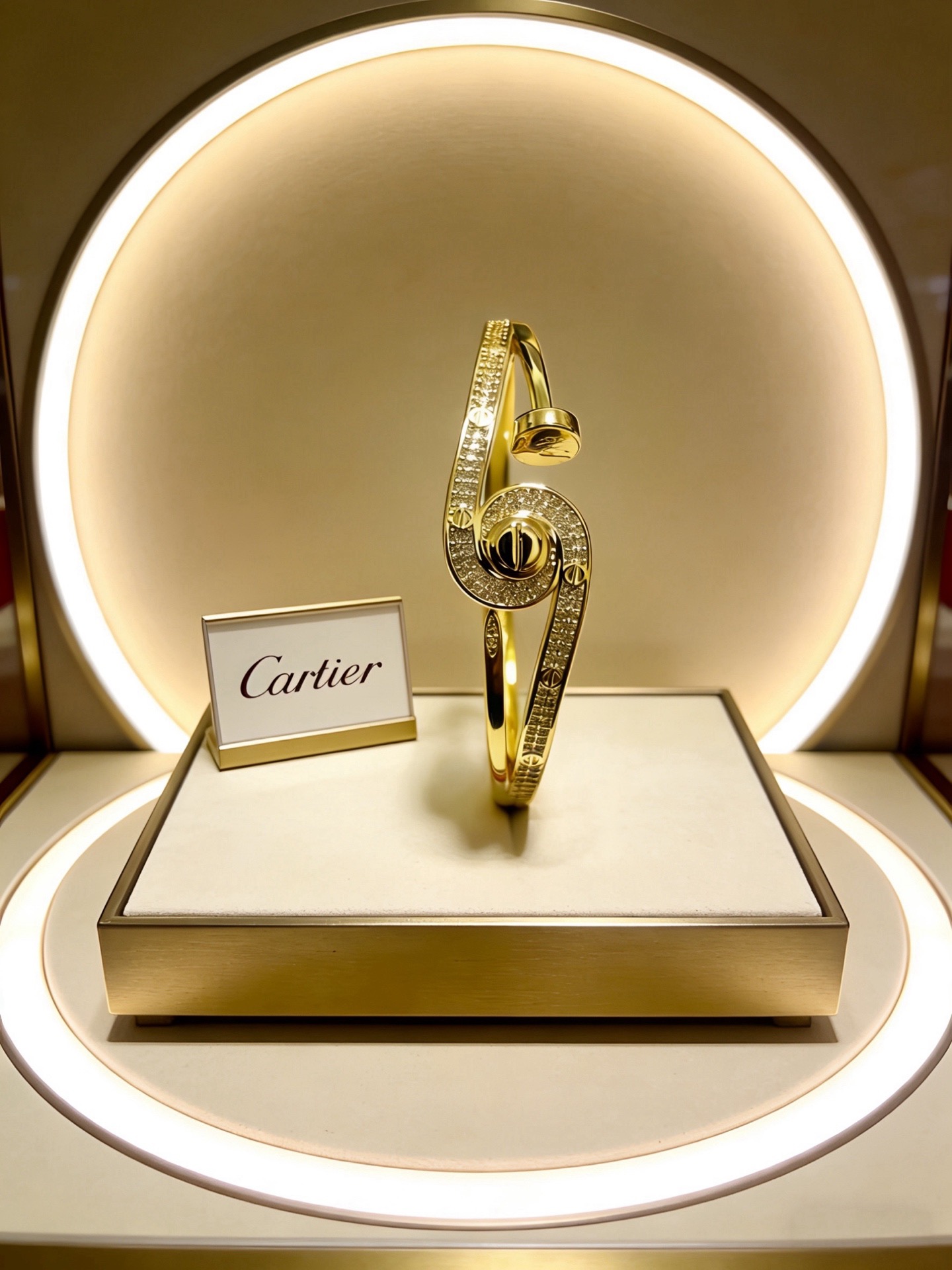 Cartier 卡地亚手链手镯V金材质系列 品相完美 细节无敌 那种独特的色泽完全无可挑剔 再缀以 指环外形设计