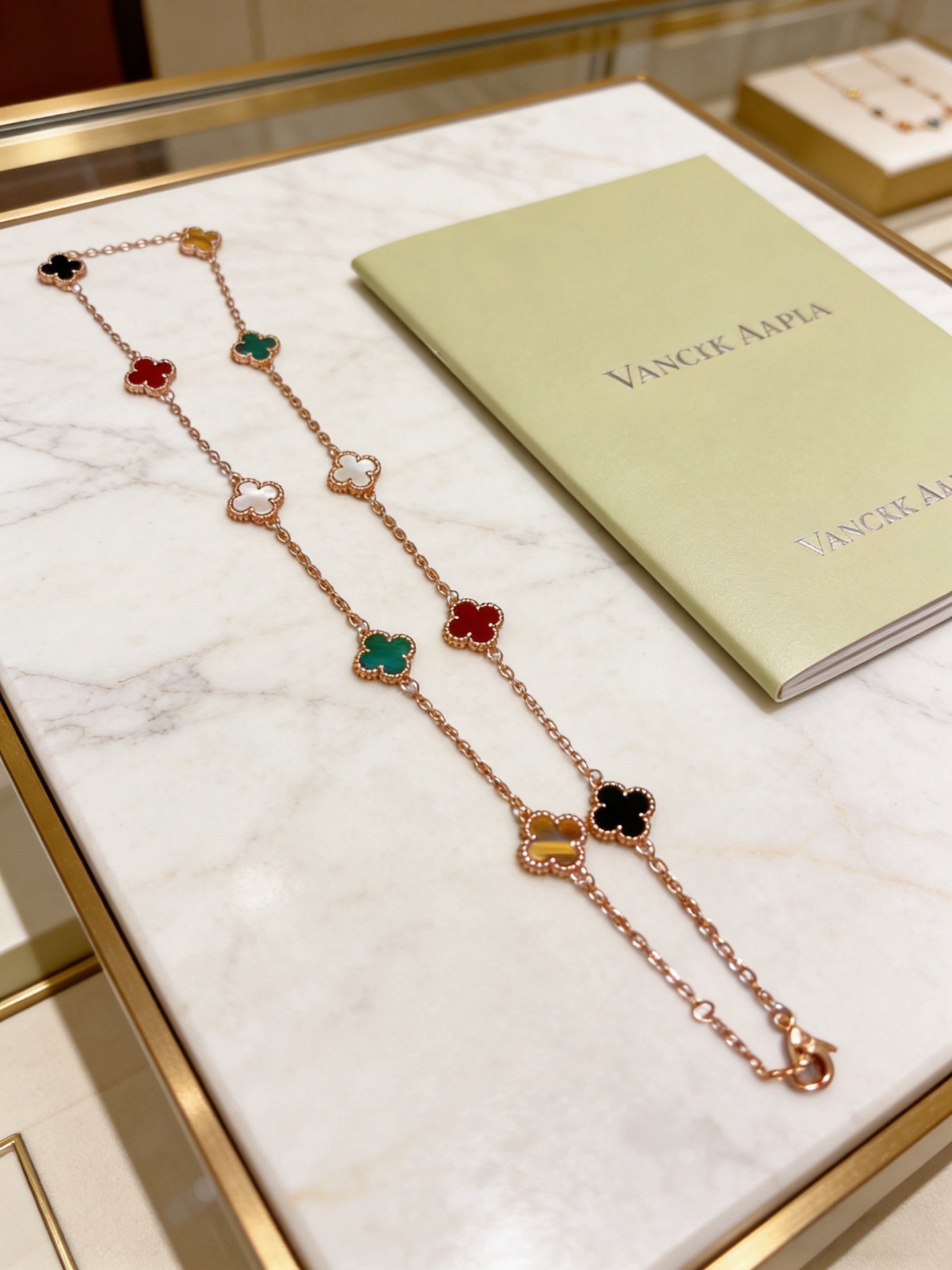 NO:766654,Four-leaf clover Van Cleef & Arpels 10-flower genuine customized rainbow color necklace V gold material series. The appearance is perfect, the details are invincible, the unique color is completely impeccable, and it is decorated with a classic ring shape design. It is simple yet elegant and eye-catching. The V gold pure handmade combination is more elegant and elegant. The same style for men and women, fine jewelry, van cleef, necklace19860909四叶草梵克雅宝10花正品定制彩虹花色项链V金材质系列 品相完美,细节无敌,那种独特的色泽完全无可挑剔,再缀以经典指环外形设计,简约之余却又优雅夺目,V金纯手工的组合更显气色,上手雅致动人.男女同款,饰品精品,van cleef,necklace,Jewelry