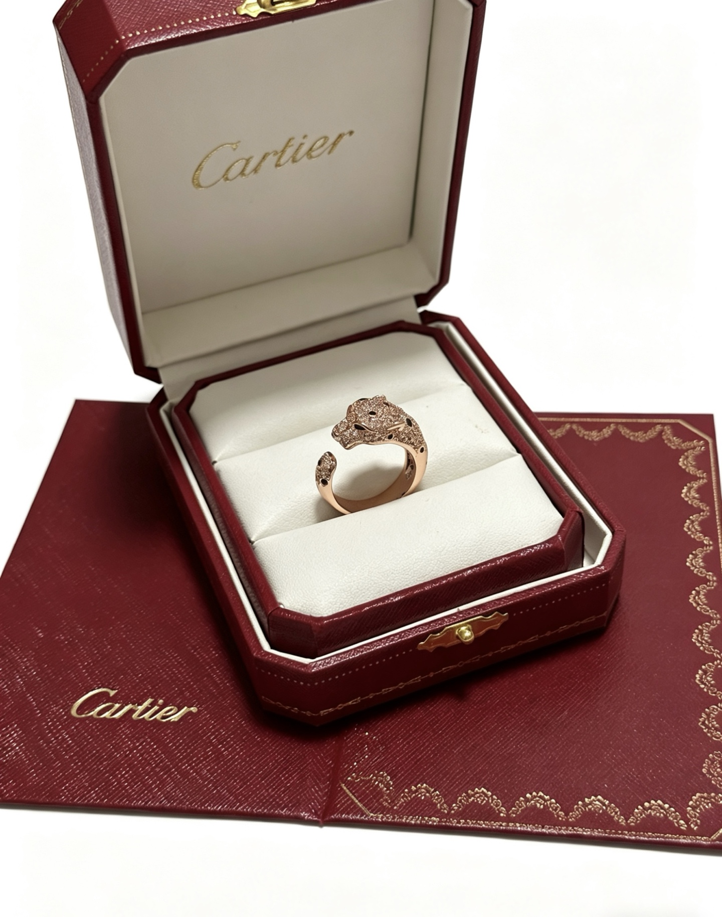 NO:766644,Cartier ring V gold material series has perfect appearance, unparalleled details, the unique color is completely impeccable, and is decorated with a classic ring shape design, which is simple yet elegant and eye-catching. The V gold pure handmade combination is more elegant and elegant. The same style for men and women Cartier rings, jewelry boutique, cartier, ring19860909卡地亚戒指V金材质系列 品相完美,细节无敌,那种独特的色泽完全无可挑剔,再缀以经典指环外形设计,简约之余却又优雅夺目,V金纯手工的组合更显气色,上手雅致动人.男女同款 卡地亚戒指,饰品精品,cartier,ring,Jewelry