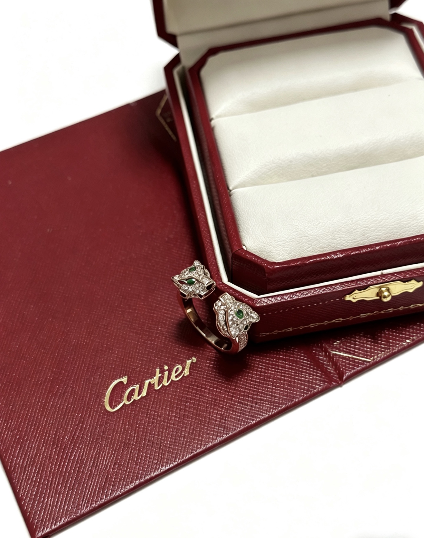 NO:766679,Cartier ring V gold material series has perfect appearance, unparalleled details, the unique color is completely impeccable, and is decorated with a classic ring shape design, which is simple yet elegant and eye-catching. The V gold pure handmade combination is more elegant and elegant. The same style for men and women Cartier rings, jewelry boutique, cartier, ring19860909卡地亚戒指V金材质系列 品相完美,细节无敌,那种独特的色泽完全无可挑剔,再缀以经典指环外形设计,简约之余却又优雅夺目,V金纯手工的组合更显气色,上手雅致动人.男女同款 卡地亚戒指,饰品精品,cartier,ring,Jewelry
