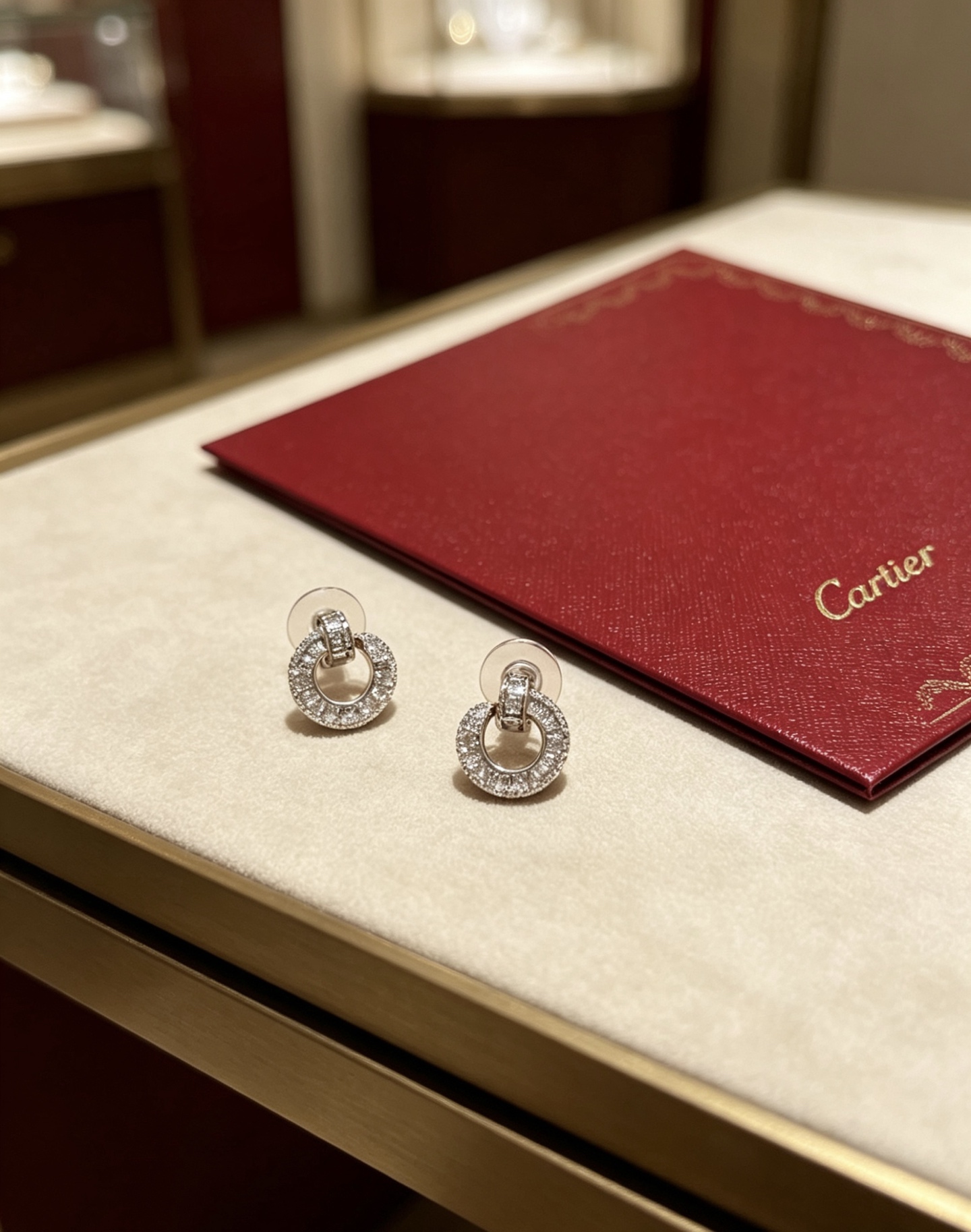NO:766692,Cartier Earrings V gold material series are in perfect condition, with incomparable details. The unique color is completely impeccable. It is also decorated with a classic ring shape design, which is simple yet elegant and eye-catching. The pure handmade combination of V gold is more elegant and elegant. Same style for men and women. Cartier earrings, jewelry boutique, cartier, earrings19860909卡地亚耳环V金材质系列 品相完美,细节无敌,那种独特的色泽完全无可挑剔,再缀以经典指环外形设计,简约之余却又优雅夺目,V金纯手工的组合更显气色,上手雅致动人.男女同款 卡地亚耳环,饰品精品,cartier,earrings,Jewelry