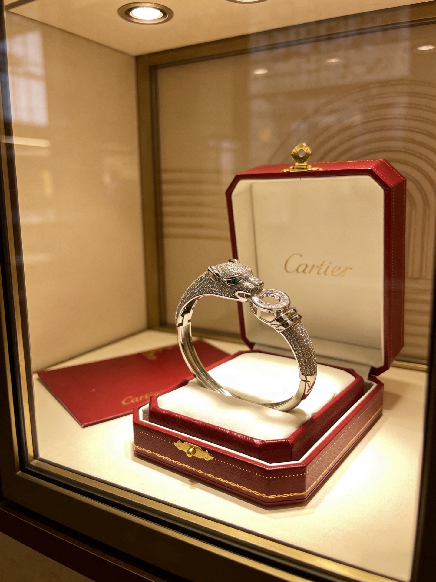 NO:766702,Cartier bracelet bracelet V gold material series, perfect appearance, unparalleled details, the unique color is completely impeccable, and decorated with a classic ring shape design, simple yet elegant and eye-catching, the V gold pure handmade combination is more elegant, elegant and moving. Same style for men and women Cartier bracelet, jewelry boutique, cartier, bracelet, bracelet19860909卡地亚手链手镯V金材质系列 品相完美,细节无敌,那种独特的色泽完全无可挑剔,再缀以经典指环外形设计,简约之余却又优雅夺目,V金纯手工的组合更显气色,上手雅致动人.男女同款 卡地亚手链,饰品精品,cartier,bracelet,bracelet,Jewelry