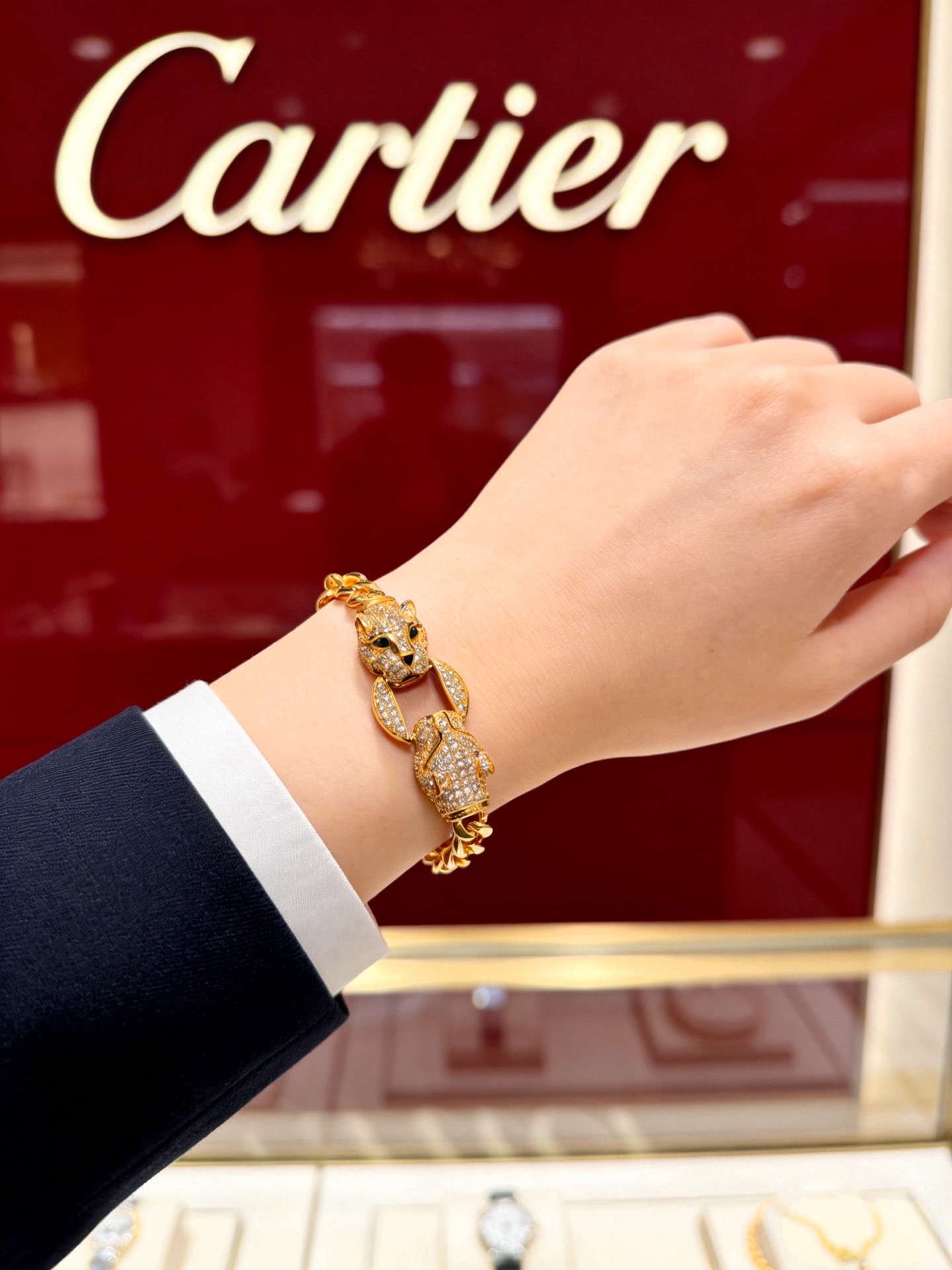 NO:766530,Cartier bracelet bracelet V gold material series, perfect appearance, unparalleled details, the unique color is completely impeccable, and decorated with a classic ring shape design, simple yet elegant and eye-catching, the V gold pure handmade combination is more elegant, elegant and moving. Same style for men and women Cartier bracelet, jewelry boutique, cartier, bracelet, bracelet19860909卡地亚手链手镯V金材质系列 品相完美,细节无敌,那种独特的色泽完全无可挑剔,再缀以经典指环外形设计,简约之余却又优雅夺目,V金纯手工的组合更显气色,上手雅致动人.男女同款 卡地亚手链,饰品精品,cartier,bracelet,bracelet,Jewelry