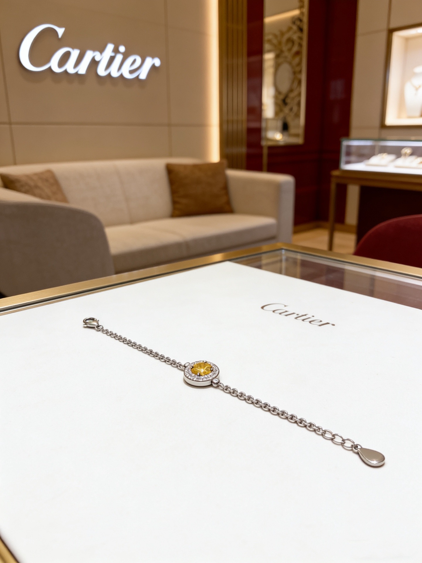 NO:766552,Cartier bracelet bracelet V gold material series, perfect appearance, unparalleled details, the unique color is completely impeccable, and decorated with a classic ring shape design, simple yet elegant and eye-catching, the V gold pure handmade combination is more elegant, elegant and moving. Same style for men and women Cartier bracelet, jewelry boutique, cartier, bracelet, bracelet19860909卡地亚手链手镯V金材质系列 品相完美,细节无敌,那种独特的色泽完全无可挑剔,再缀以经典指环外形设计,简约之余却又优雅夺目,V金纯手工的组合更显气色,上手雅致动人.男女同款 卡地亚手链,饰品精品,cartier,bracelet,bracelet,Jewelry