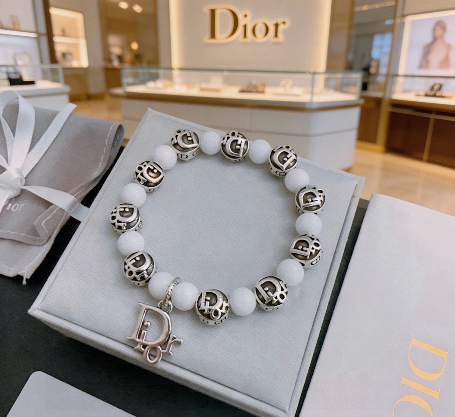 NO:766510,Counter Seiko version DIOR Dior multi-element agate Thai silver style bracelet. Same style as G-Dragon star. Retro style. Original replica. Purely handmade ~ Genuine open mold. Trendy and fashionable must-have. Can be worn by both men and women. Same style for couples. Rock punk Thai silver style. Retro elements. Trendy and versatile. Same style as official website, fine jewelry, dior, dior, bracelet.19860909专柜精工版本 DIOR迪奥 多元素玛瑙泰银风格手链 权志龙明星同款 复古做旧风 原版复刻 纯手工打造 ～正品开模潮流时尚必备 男女均可佩戴 情侣款同款 摇滚朋克泰银风格 复古元素 潮流百搭 官网同款,饰品精品,dior,dior,bracelet,Jewelry