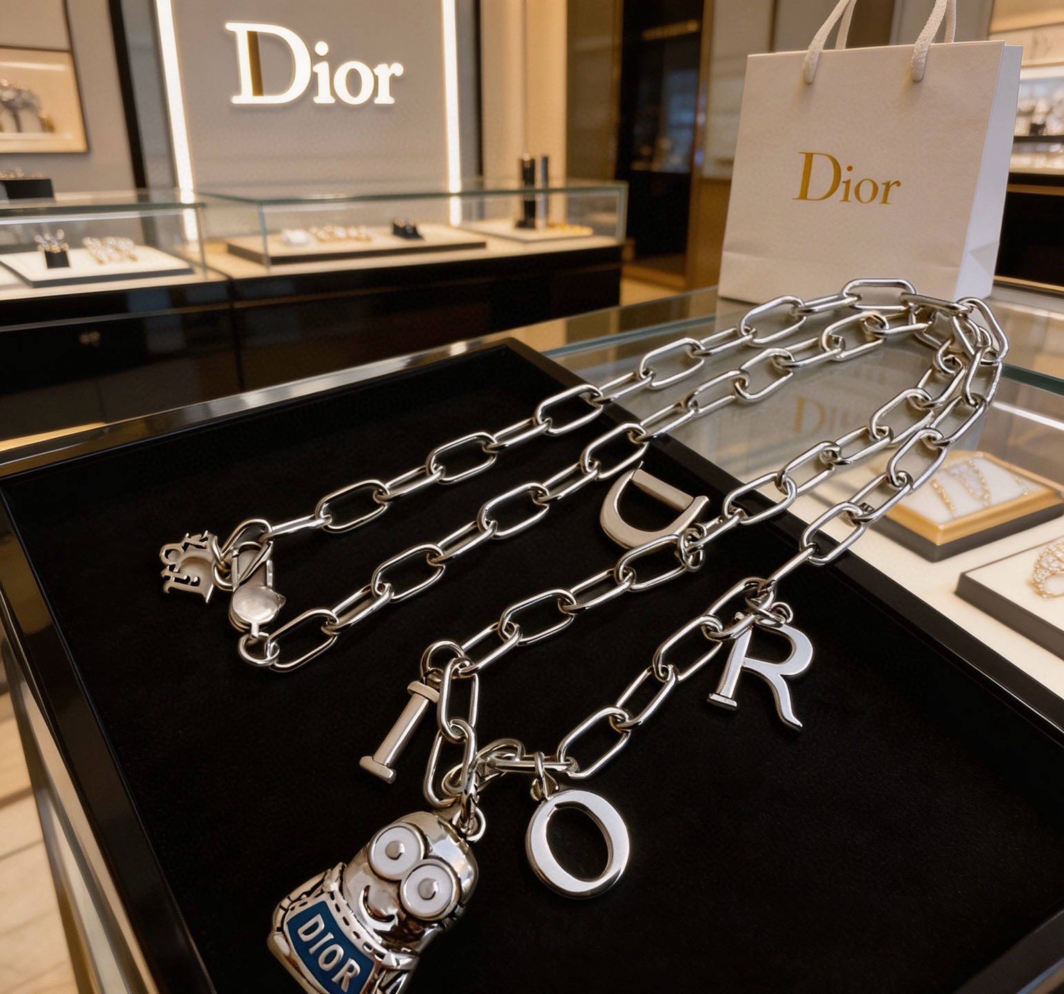 NO:766520,DIOR new model Dior necklace original single goods counter new open mold retro trendy fashion must-have. Can be worn by both men and women. The same style for couples. Rock punk Thai silver style. Retro elements. Trendy and versatile. The latest chain of the same necklace on the official website is higher grade. Star classic necklace series retro silver necklace. The chain length is 60 cm. The length can be changed. The details are distressed. Non-market glossy version. This one has been out. It is a best-selling model in Dior. It is very good to match trendy clothes, high-quality jewelry, dior, dior, necklace.19860909DIOR新款 迪奥项链原单货专柜新款开模复古潮流时尚必备 男女均可佩戴 情侣款同款 摇滚朋克泰银风格 复古元素 潮流百搭 官网同款项链最新款链条档次更高明星经典款项链系列复古银项链 链长60厘米可改长度 细节对版做旧处理 非市面亮面版型 这款一直在出 迪奥里面热卖款 非常好搭配潮流衣服,饰品精品,dior,dior,necklace,Jewelry