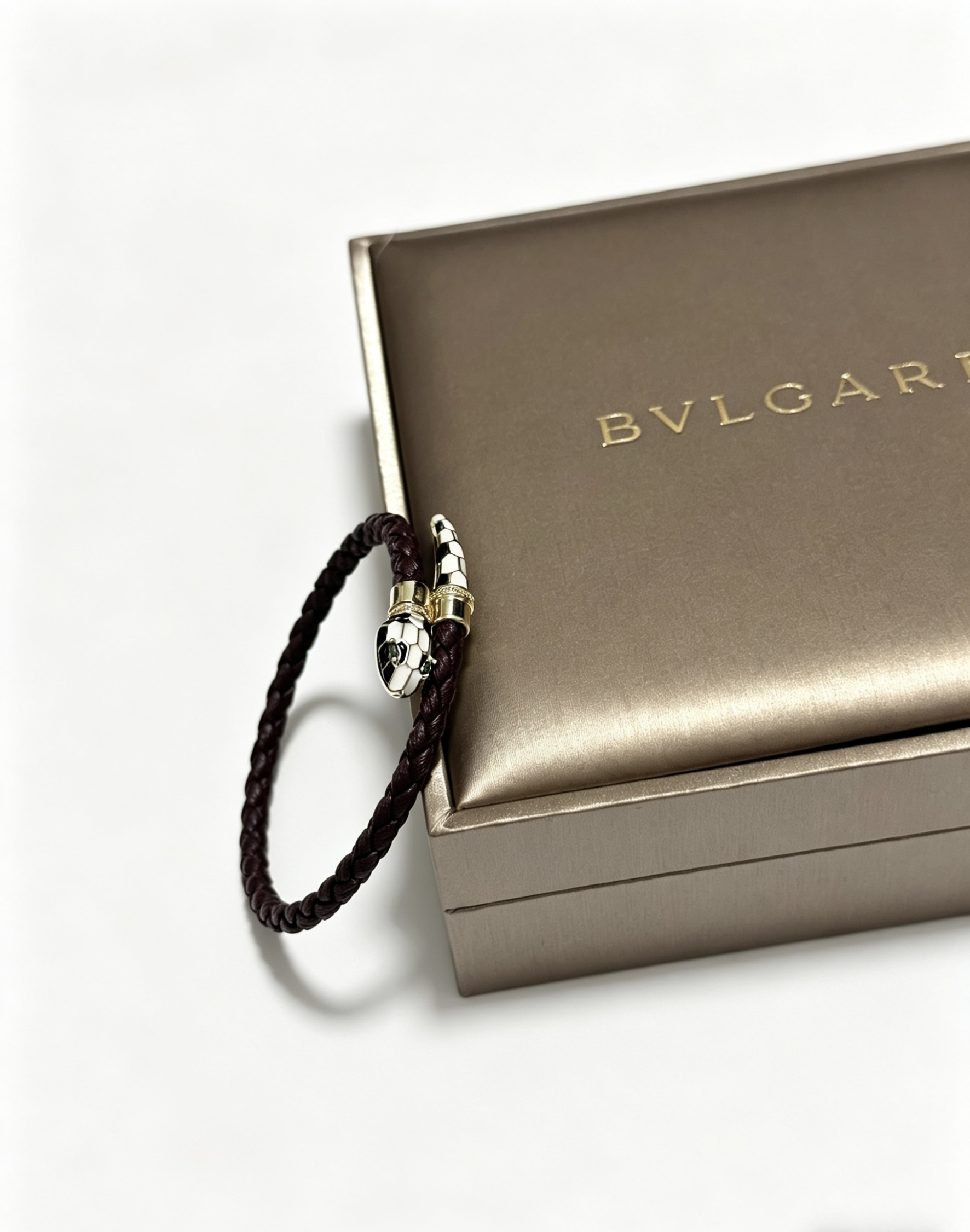 NO:766554,High-quality Bvlgari cowhide bracelet original item counter new open mold retro trendy fashion must-have. Can be worn by both men and women. The same style for couples. Rock punk Thai silver style. Retro elements. Trendy and versatile. The same cowhide latest chain from the official website. The latest chain has a higher grade. Celebrity classic necklace series retro. The details are distressed. Non-market glossy version. The size can be adjusted. This one has been released. The best-selling model in Bvlgari.  Very easy to match with trendy clothes, fine jewelry, bvlgari, necklace, bracelet, cowhide19860909高品质宝格丽牛皮手绳手链原单货专柜新款开模复古潮流时尚必备 男女均可佩戴 情侣款同款 摇滚朋克泰银风格 复古元素 潮流百搭 官网同款牛皮最新款链条档次更高明星经典款项链系列复古 细节对版做旧处理 非市面亮面版型 码数可调节 这款一直在出 宝格丽里面热卖款 非常好搭配潮流衣服,饰品精品,bvlgari,necklace,bracelet,cowhide,Jewelry