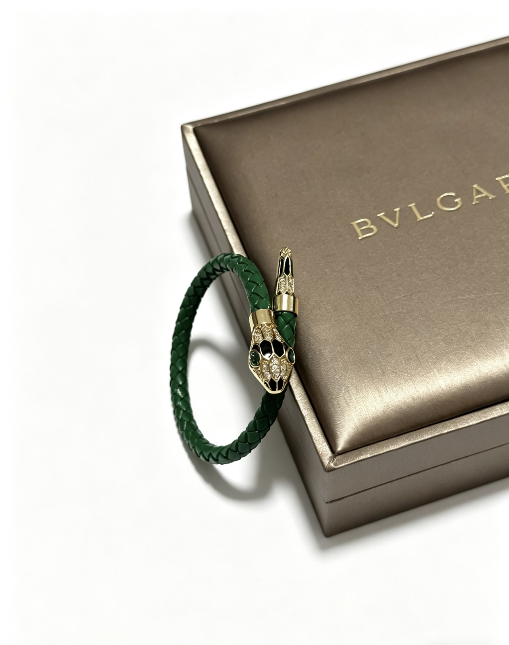 NO:766582,High-quality Bvlgari cowhide bracelet original item counter new open mold retro trendy fashion must-have. Can be worn by both men and women. The same style for couples. Rock punk Thai silver style. Retro elements. Trendy and versatile. The same cowhide latest chain from the official website. The latest chain has a higher grade. Celebrity classic necklace series retro. The details are distressed. Non-market glossy version. The size can be adjusted. This one has been released. The best-selling model in Bvlgari.  Very easy to match with trendy clothes, fine jewelry, bvlgari, necklace, bracelet, cowhide19860909高品质宝格丽牛皮手绳手链原单货专柜新款开模复古潮流时尚必备 男女均可佩戴 情侣款同款 摇滚朋克泰银风格 复古元素 潮流百搭 官网同款牛皮最新款链条档次更高明星经典款项链系列复古 细节对版做旧处理 非市面亮面版型 码数可调节 这款一直在出 宝格丽里面热卖款 非常好搭配潮流衣服,饰品精品,bvlgari,necklace,bracelet,cowhide,Jewelry