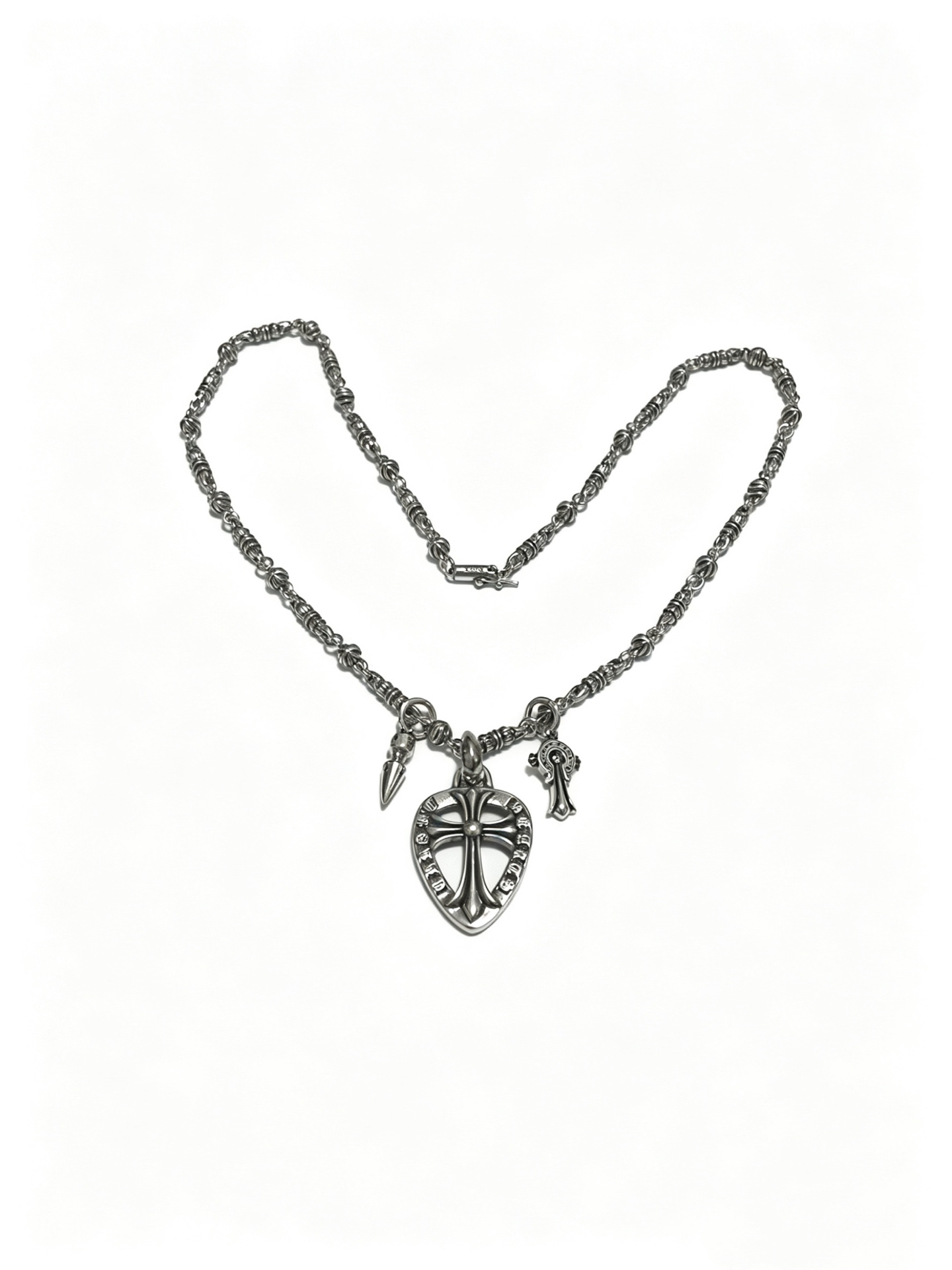 NO:863118,New [counter quality] Chrome Hearts multi-element retro cross necklace, thick cross pendant, different pattern design styles with concave and convex shapes, showing a distinctive cross. The Scout flower is the symbol of Chrome Hearts, so it is more durable. Genuine pattern-printed Chrome Hearts distinguishes the ordinary light version in the market. Match the version and standard quality. Look at the printing details. The degree of retro ash oxidation. Seiko version!  !  !  Purely handmade, authentic molded fashion essentials, can be worn by both men and women, same style for couples, original official website, rock punk Thai silver style, retro elements, trendy and versatile, boutique jewelry, chrome hearts, chrome hearts, necklace19860909新款【专柜品质】Chrome Hearts克罗心多元素复古十字架项链 粗款十字架吊坠 凹凸造型不同的花纹设计风格 呈现出与众不同 十字架 童军花是克罗心的志 所以更经久不衰 正品打版Chrome Hearts克罗心 区别市场普通轻版 对版对标品质 看字印细节 复古做旧灰氧程度.精工版本！！！ 纯手工打造 正品开模潮流时尚必备 男女均可佩戴 情侣同款 官网原版 摇滚朋克泰银风格 复古元素 潮流百搭,饰品精品,chrome hearts,chrome hearts,necklace,Jewelry