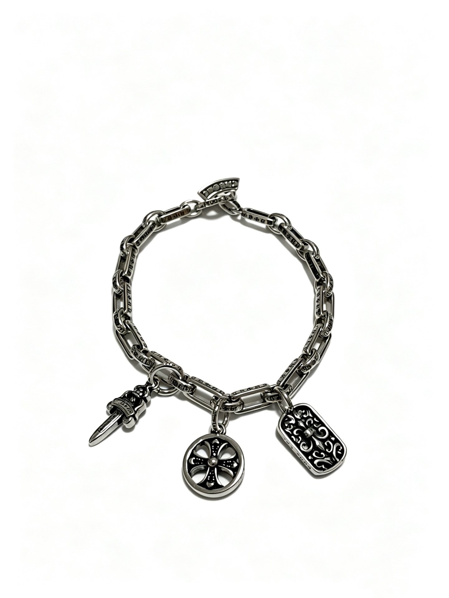 NO:863019,New [counter quality] Chrome Hearts Classic Retro Cross Flower Glossy Cuban Bracelet, the original concave and convex shapes have different pattern design styles, showing a distinctive cross. The Scout flower is the symbol of Chrome Hearts, so it is more durable. Genuine pattern-printed Chrome Hearts distinguishes the ordinary light version in the market. Match the version and standard quality. Look at the printing details. The degree of retro ash oxidation. Seiko version!  !  !  Purely handmade, authentic mold opening, trendy and fashionable must-have, can be worn by both men and women, same style for couples, official website original version, rock punk Thai silver style, retro elements, trendy and versatile, boutique jewelry, chrome hearts, chrome hearts, bracelets19860909新款【专柜品质】Chrome Hearts克罗心经典复古十字花光面古巴手链,原图凹凸造型不同的花纹设计风格 呈现出与众不同 十字架 童军花是克罗心的志 所以更经久不衰 正品打版Chrome Hearts克罗心 区别市场普通轻版 对版对标品质 看字印细节 复古做旧灰氧程度.精工版本！！！ 纯手工打造 正品开模 潮流时尚必备 男女均可佩戴 情侣同款 官网原版 摇滚朋克泰银风格 复古元素 潮流百搭,饰品精品,chrome hearts,chrome hearts,bracelet,Jewelry