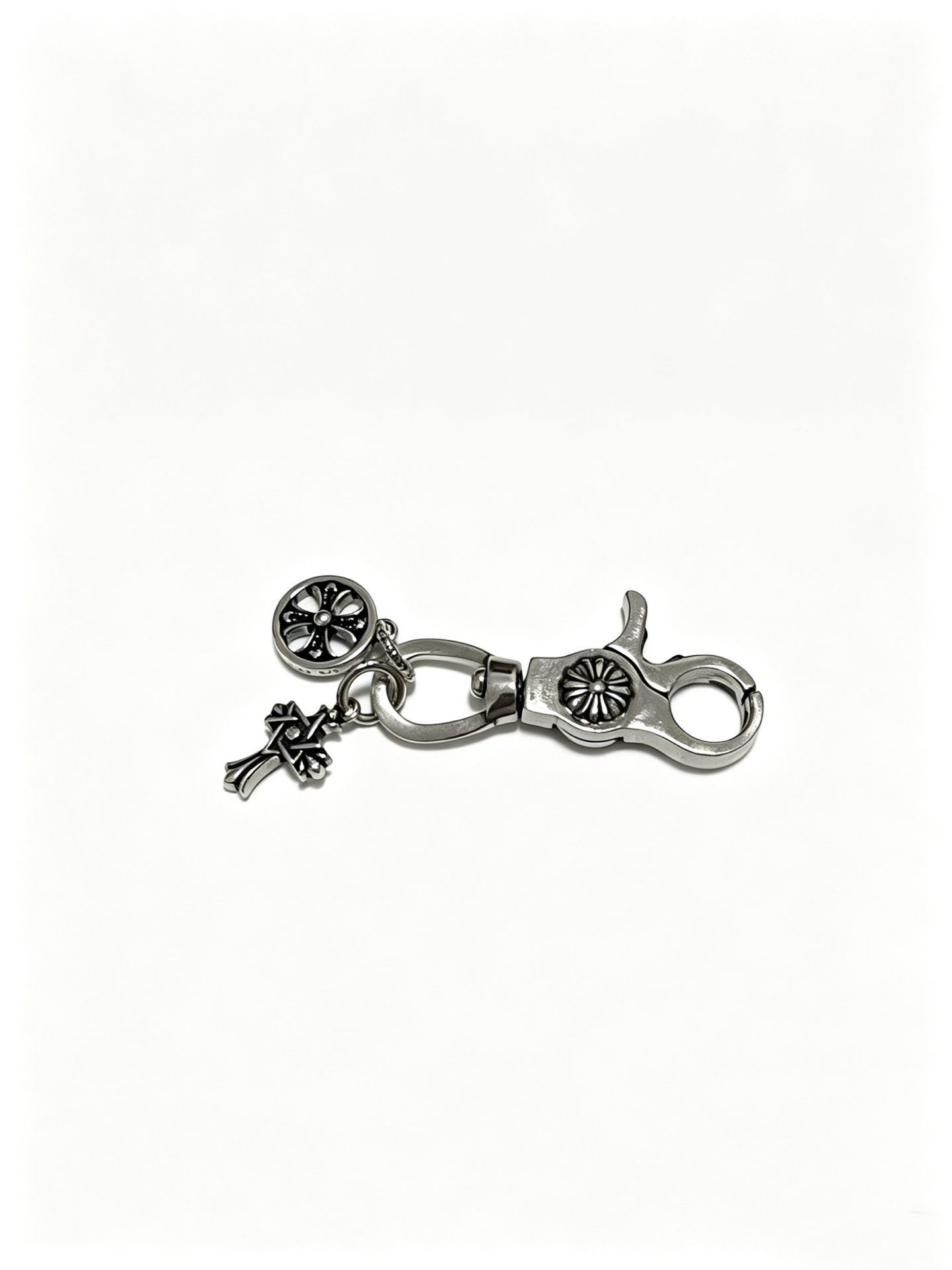 NO:863030,New [counter quality] Chrome Hearts Classic Retro Cross Flower Glossy Cuban Keychain, the original image has concave and convex shapes with different pattern design styles, showing a distinctive cross. The Scout flower is the symbol of Chrome Hearts, so it is more durable. Genuine pattern-printed Chrome Hearts distinguishes the ordinary light version in the market. Match the version and standard quality. Look at the printing details, the degree of retro ash oxidation. Seiko version!  !  !  Purely handmade, authentic mold opening, trendy and fashionable must-have, can be worn by both men and women, same style for couples, official website original version, rock punk Thai silver style, retro elements, trendy and versatile, boutique jewelry, chrome hearts, chrome hearts, keychain19860909新款【专柜品质】Chrome Hearts克罗心经典复古十字花光面古巴钥匙扣,原图凹凸造型不同的花纹设计风格 呈现出与众不同 十字架 童军花是克罗心的志 所以更经久不衰 正品打版Chrome Hearts克罗心 区别市场普通轻版 对版对标品质 看字印细节 复古做旧灰氧程度.精工版本！！！ 纯手工打造 正品开模 潮流时尚必备 男女均可佩戴 情侣同款 官网原版 摇滚朋克泰银风格 复古元素 潮流百搭,饰品精品,chrome hearts,chrome hearts,keychain,Jewelry