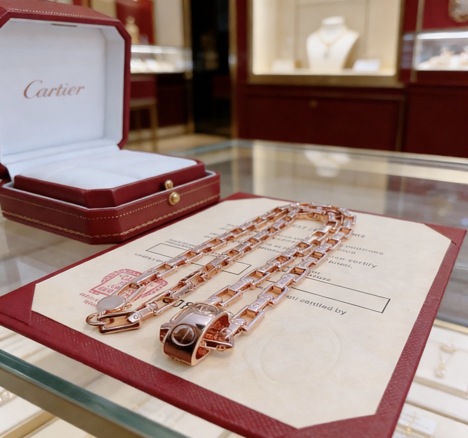 NO:880086,The new V gold material series of Cartier necklaces with diamonds is in perfect condition, the details are invincible, the unique color is completely impeccable, and it is decorated with a classic ring shape design, which is simple yet elegant and eye-catching. The V gold pure handmade combination is more elegant and elegant. The same style for men and women, fine jewelry, cartier, necklace19860909新款带钻卡地亚项链V金材质系列 品相完美,细节无敌,那种独特的色泽完全无可挑剔,再缀以经典指环外形设计,简约之余却又优雅夺目,V金纯手工的组合更显气色,上手雅致动人.男女同款,饰品精品,cartier,necklace,Jewelry