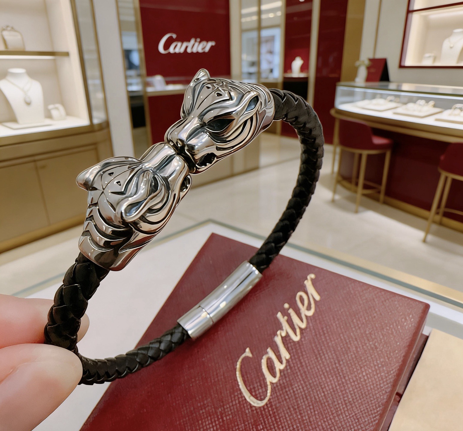 NO:880089,Cartier Bracelet Bracelet V gold cowhide material series is in perfect condition, with unparalleled details. The unique color is completely impeccable, and is decorated with a classic ring shape design. It is simple yet elegant and eye-catching. The pure handmade combination of V gold is more elegant and elegant. Same style for men and women. Cartier bracelet, jewelry boutique, cartier, bracelet, bracelet, cowhide19860909卡地亚手链手镯V金牛皮材质系列 品相完美,细节无敌,那种独特的色泽完全无可挑剔,再缀以经典指环外形设计,简约之余却又优雅夺目,V金纯手工的组合更显气色,上手雅致动人.男女同款 卡地亚手链,饰品精品,cartier,bracelet,bracelet,cowhide,Jewelry