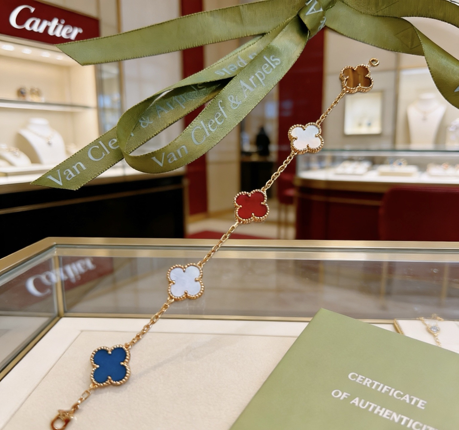 NO:880092,Four-leaf clover Van Cleef & Arpels authentic customized rainbow color bracelet V gold material series. The appearance is perfect, the details are invincible, the unique color is completely impeccable, and it is decorated with a classic ring shape design. It is simple yet elegant and eye-catching. The V gold pure handmade combination is more elegant and elegant. The same style for men and women, boutique jewelry, van cleef, bracelet19860909四叶草梵克雅宝正品定制彩虹花色手链V金材质系列 品相完美,细节无敌,那种独特的色泽完全无可挑剔,再缀以经典指环外形设计,简约之余却又优雅夺目,V金纯手工的组合更显气色,上手雅致动人.男女同款,饰品精品,van cleef,bracelet,Jewelry