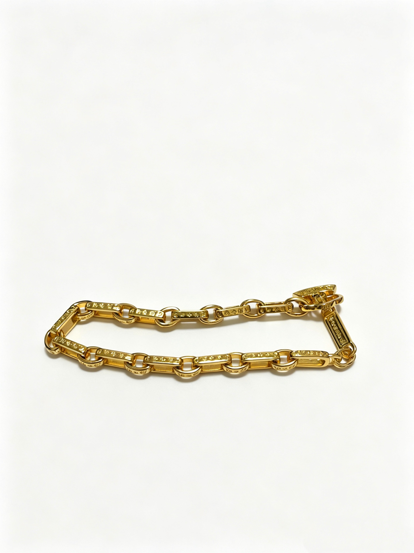 NO:817674,New [counter quality] Chrome Hearts Classic Retro Cross Flower Glossy Cuban Bracelet, the original concave and convex shapes have different pattern design styles, showing a distinctive cross. The Scout flower is the symbol of Chrome Hearts, so it is more durable. Genuine pattern-printed Chrome Hearts distinguishes the ordinary light version in the market. Match the version and standard quality. Look at the printing details. The degree of retro ash oxidation. Seiko version!  !  !  Purely handmade, authentic mold opening, trendy and fashionable must-have, can be worn by both men and women, same style for couples, official website original version, rock punk Thai silver style, retro elements, trendy and versatile, boutique jewelry, chrome hearts, chrome hearts, bracelets19860909新款【专柜品质】Chrome Hearts克罗心经典复古十字花光面古巴手链,原图凹凸造型不同的花纹设计风格 呈现出与众不同 十字架 童军花是克罗心的志 所以更经久不衰 正品打版Chrome Hearts克罗心 区别市场普通轻版 对版对标品质 看字印细节 复古做旧灰氧程度.精工版本！！！ 纯手工打造 正品开模 潮流时尚必备 男女均可佩戴 情侣同款 官网原版 摇滚朋克泰银风格 复古元素 潮流百搭,饰品精品,chrome hearts,chrome hearts,bracelet,Jewelry