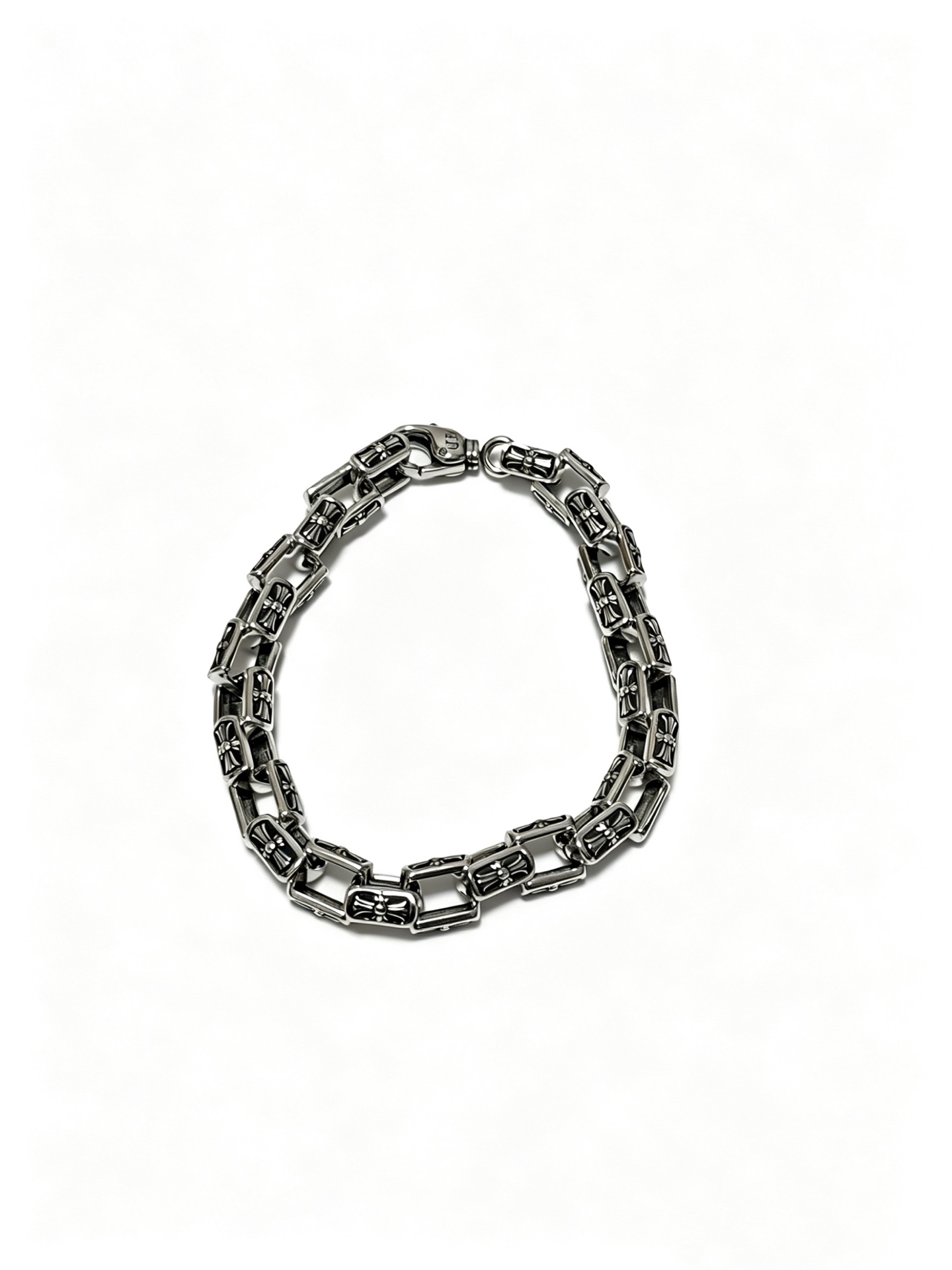 NO:817690,New [counter quality] Chrome Hearts Classic Retro Cross Flower Glossy Cuban Bracelet, the original concave and convex shapes have different pattern design styles, showing a distinctive cross. The Scout flower is the symbol of Chrome Hearts, so it is more durable. Genuine pattern-printed Chrome Hearts distinguishes the ordinary light version in the market. Match the version and standard quality. Look at the printing details. The degree of retro ash oxidation. Seiko version!  !  !  Purely handmade, authentic mold opening, trendy and fashionable must-have, can be worn by both men and women, same style for couples, official website original version, rock punk Thai silver style, retro elements, trendy and versatile, boutique jewelry, chrome hearts, chrome hearts, bracelets19860909新款【专柜品质】Chrome Hearts克罗心经典复古十字花光面古巴手链,原图凹凸造型不同的花纹设计风格 呈现出与众不同 十字架 童军花是克罗心的志 所以更经久不衰 正品打版Chrome Hearts克罗心 区别市场普通轻版 对版对标品质 看字印细节 复古做旧灰氧程度.精工版本！！！ 纯手工打造 正品开模 潮流时尚必备 男女均可佩戴 情侣同款 官网原版 摇滚朋克泰银风格 复古元素 潮流百搭,饰品精品,chrome hearts,chrome hearts,bracelet,Jewelry