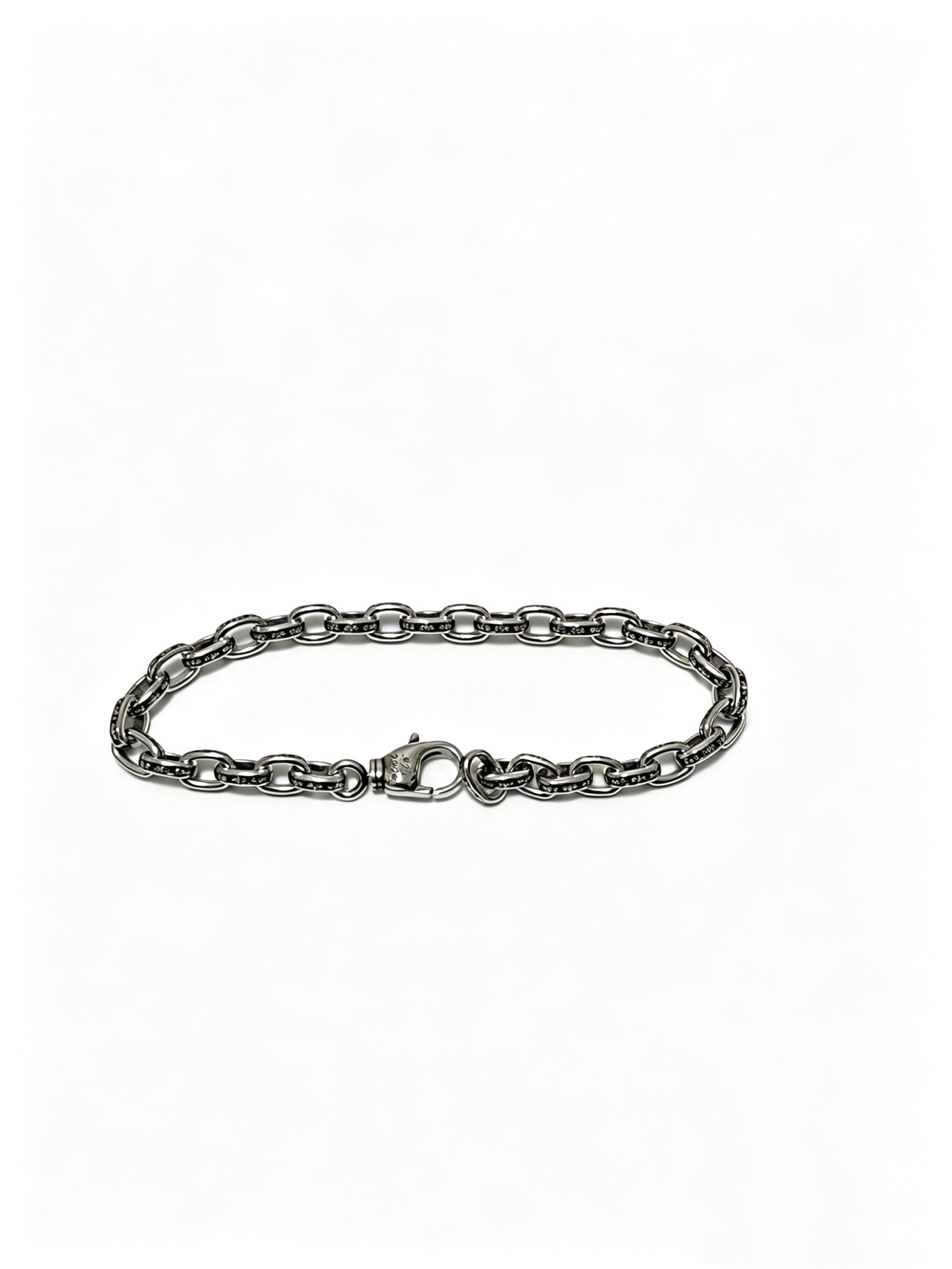 NO:817706,New [counter quality] Chrome Hearts Classic Retro Cross Flower Glossy Cuban Bracelet, the original concave and convex shapes have different pattern design styles, showing a distinctive cross. The Scout flower is the symbol of Chrome Hearts, so it is more durable. Genuine pattern-printed Chrome Hearts distinguishes the ordinary light version in the market. Match the version and standard quality. Look at the printing details. The degree of retro ash oxidation. Seiko version!  !  !  Purely handmade, authentic mold opening, trendy and fashionable must-have, can be worn by both men and women, same style for couples, official website original version, rock punk Thai silver style, retro elements, trendy and versatile, boutique jewelry, chrome hearts, chrome hearts, bracelets19860909新款【专柜品质】Chrome Hearts克罗心经典复古十字花光面古巴手链,原图凹凸造型不同的花纹设计风格 呈现出与众不同 十字架 童军花是克罗心的志 所以更经久不衰 正品打版Chrome Hearts克罗心 区别市场普通轻版 对版对标品质 看字印细节 复古做旧灰氧程度.精工版本！！！ 纯手工打造 正品开模 潮流时尚必备 男女均可佩戴 情侣同款 官网原版 摇滚朋克泰银风格 复古元素 潮流百搭,饰品精品,chrome hearts,chrome hearts,bracelet,Jewelry