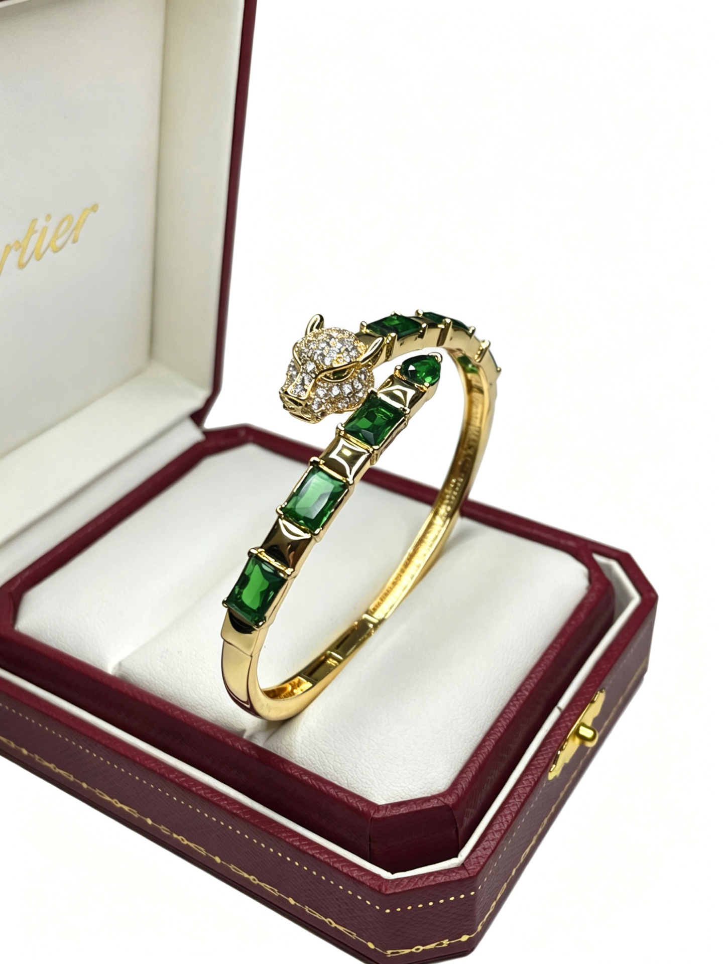 NO:818997,Cartier bracelet bracelet V gold material series, perfect appearance, unparalleled details, the unique color is completely impeccable, and decorated with a classic ring shape design, simple yet elegant and eye-catching, the V gold pure handmade combination is more elegant, elegant and moving. Same style for men and women Cartier bracelet, jewelry boutique, cartier, bracelet, bracelet19860909卡地亚手链手镯V金材质系列 品相完美,细节无敌,那种独特的色泽完全无可挑剔,再缀以经典指环外形设计,简约之余却又优雅夺目,V金纯手工的组合更显气色,上手雅致动人.男女同款 卡地亚手链,饰品精品,cartier,bracelet,bracelet,Jewelry