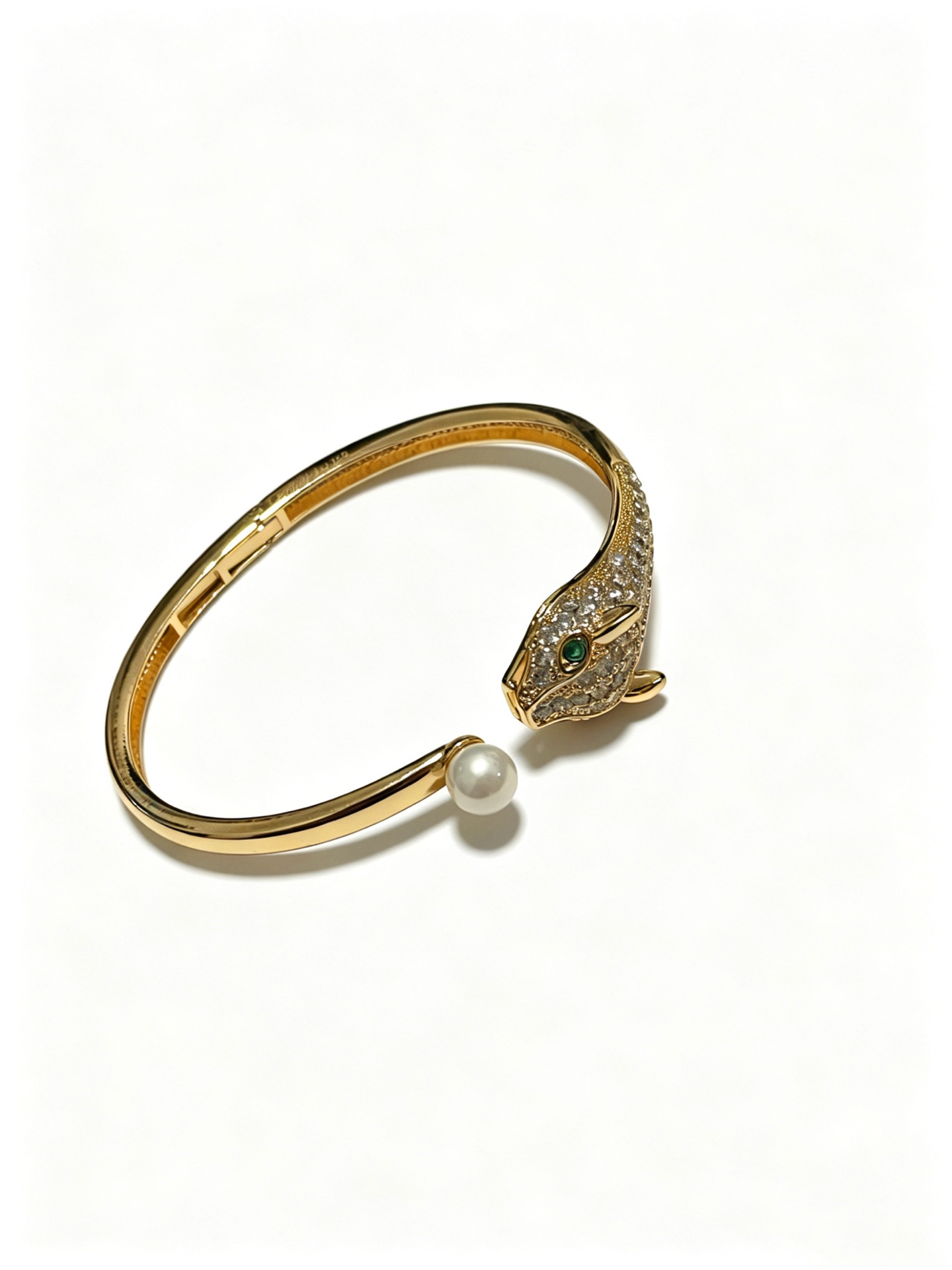 NO:819004,Cartier bracelet bracelet V gold material series, perfect appearance, unparalleled details, the unique color is completely impeccable, and decorated with a classic ring shape design, simple yet elegant and eye-catching, the V gold pure handmade combination is more elegant, elegant and moving. Same style for men and women Cartier bracelet, jewelry boutique, cartier, bracelet, bracelet19860909卡地亚手链手镯V金材质系列 品相完美,细节无敌,那种独特的色泽完全无可挑剔,再缀以经典指环外形设计,简约之余却又优雅夺目,V金纯手工的组合更显气色,上手雅致动人.男女同款 卡地亚手链,饰品精品,cartier,bracelet,bracelet,Jewelry