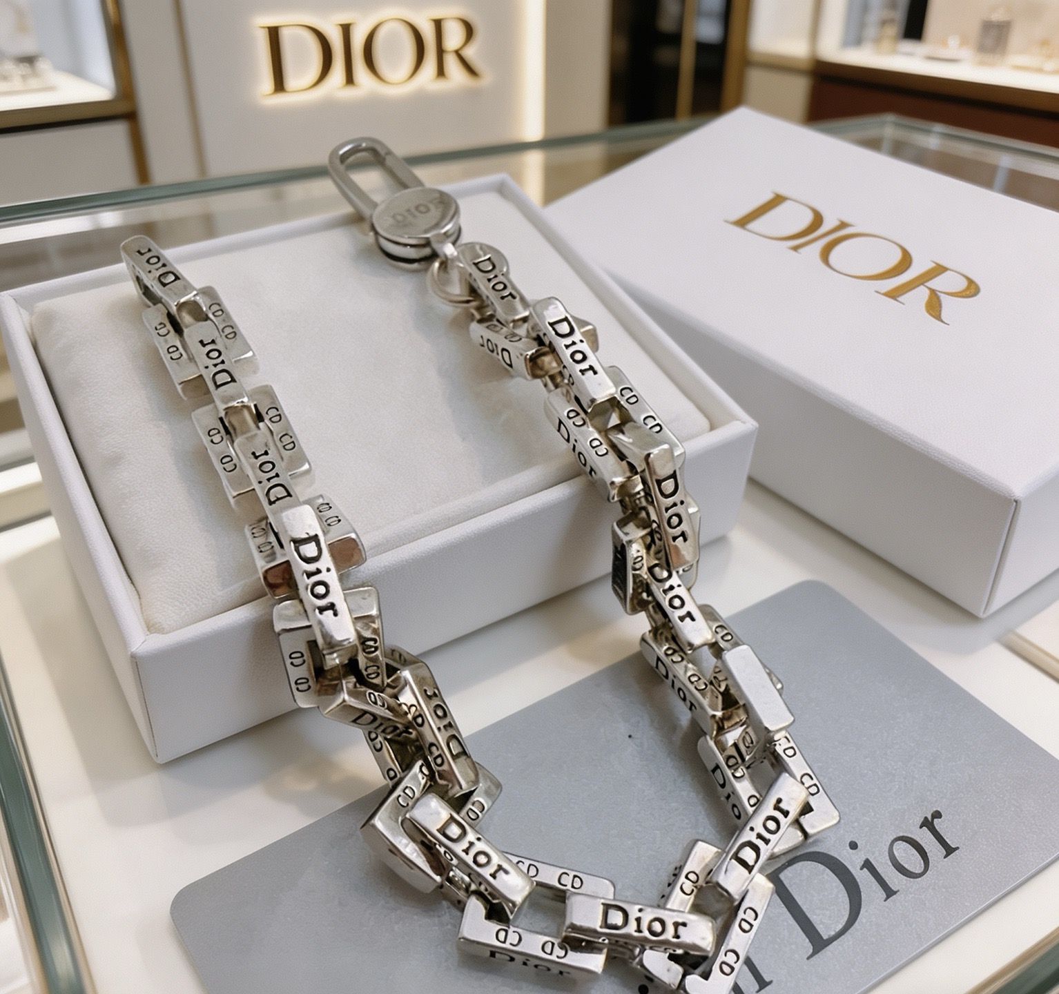 NO:819115,DIOR's new high-quality Dior bracelet original item counter new open mold retro trendy fashion must-have. Can be worn by both men and women. The same style for couples. Rock punk Thai silver style. Retro elements. Trendy and versatile. The same necklace on the official website. The latest chain has a higher grade. Celebrity classic bracelet. Cuban chain series. Retro silver bracelet. Chain length and code number: 22cm, 20cm and 18cm. The length can be changed. The details are distressed. Non-market glossy version. This one has been released. The best-selling model in Dior.  Very easy to match with trendy clothes, fine jewelry, dior, dior, necklace, bracelet19860909DIOR新款高品质迪奥手链原单货专柜新款开模复古潮流时尚必备 男女均可佩戴 情侣款同款 摇滚朋克泰银风格 复古元素 潮流百搭 官网同款项链最新款链条档次更高明星经典款手链古巴链系列复古银手链 链长码数22cm20cm18cm可改长度 细节对版做旧处理 非市面亮面版型 这款一直在出 迪奥里面热卖款 非常好搭配潮流衣服,饰品精品,dior,dior,necklace,bracelet,Jewelry