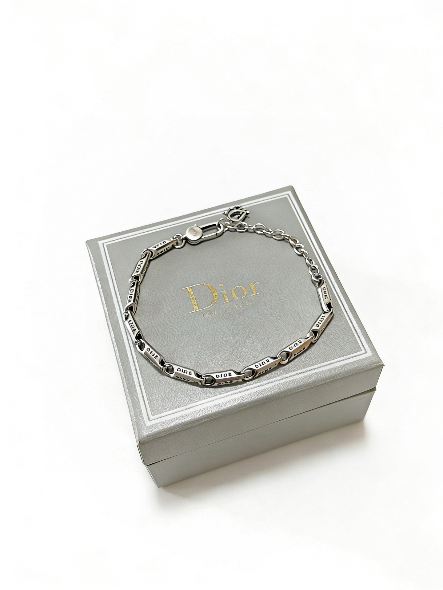 NO:819105,DIOR's new high-quality Dior bracelet original item counter new open mold retro trendy fashion must-have. Can be worn by both men and women. The same style for couples. Rock punk Thai silver style. Retro elements. Trendy and versatile. The same necklace on the official website. The latest chain has a higher grade. Celebrity classic bracelet. Cuban chain series. Retro silver bracelet. Chain length and code number: 22cm, 20cm and 18cm. The length can be changed. The details are distressed. Non-market glossy version. This one has been released. The best-selling model in Dior.  Very easy to match with trendy clothes, fine jewelry, dior, dior, necklace, bracelet19860909DIOR新款高品质迪奥手链原单货专柜新款开模复古潮流时尚必备 男女均可佩戴 情侣款同款 摇滚朋克泰银风格 复古元素 潮流百搭 官网同款项链最新款链条档次更高明星经典款手链古巴链系列复古银手链 链长码数22cm20cm18cm可改长度 细节对版做旧处理 非市面亮面版型 这款一直在出 迪奥里面热卖款 非常好搭配潮流衣服,饰品精品,dior,dior,necklace,bracelet,Jewelry
