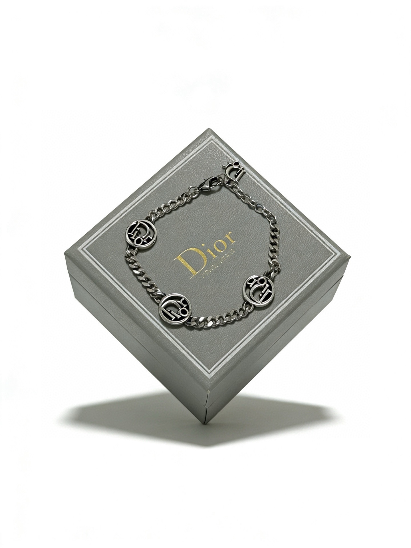 NO:818947,DIOR's new high-quality Dior bracelet original item counter new open mold retro trendy fashion must-have. Can be worn by both men and women. The same style for couples. Rock punk Thai silver style. Retro elements. Trendy and versatile. The same necklace on the official website. The latest chain has a higher grade. Celebrity classic bracelet. Cuban chain series. Retro silver bracelet. Chain length and code number: 22cm, 20cm and 18cm. The length can be changed. The details are distressed. Non-market glossy version. This one has been released. The best-selling model in Dior.  Very easy to match with trendy clothes, fine jewelry, dior, dior, necklace, bracelet19860909DIOR新款高品质迪奥手链原单货专柜新款开模复古潮流时尚必备 男女均可佩戴 情侣款同款 摇滚朋克泰银风格 复古元素 潮流百搭 官网同款项链最新款链条档次更高明星经典款手链古巴链系列复古银手链 链长码数22cm20cm18cm可改长度 细节对版做旧处理 非市面亮面版型 这款一直在出 迪奥里面热卖款 非常好搭配潮流衣服,饰品精品,dior,dior,necklace,bracelet,Jewelry
