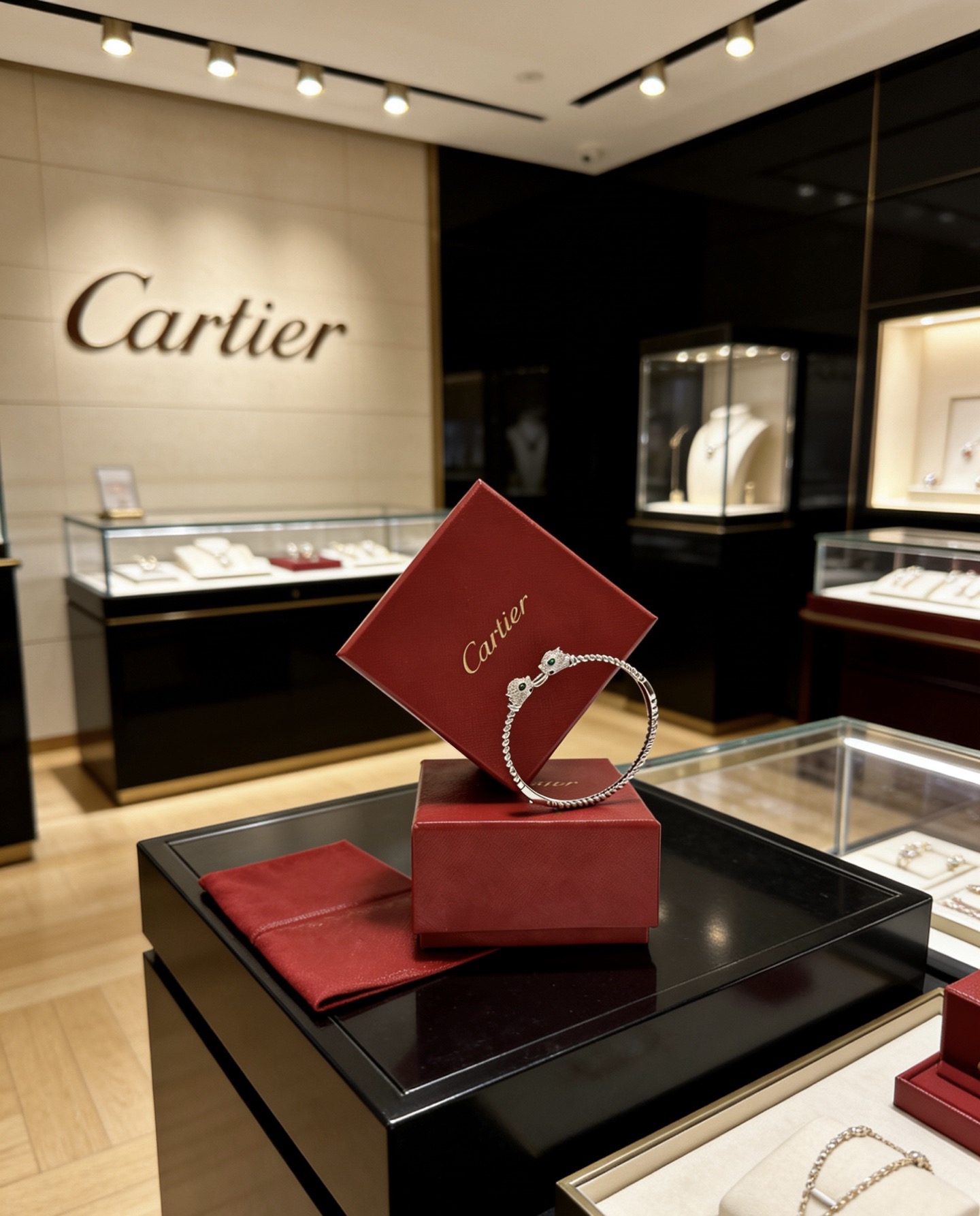 NO:818977,Cartier bracelet bracelet V gold material series, perfect appearance, unparalleled details, the unique color is completely impeccable, and decorated with a classic ring shape design, simple yet elegant and eye-catching, the V gold pure handmade combination is more elegant, elegant and moving. Same style for men and women Cartier bracelet, jewelry boutique, cartier, bracelet, bracelet19860909卡地亚手链手镯V金材质系列 品相完美,细节无敌,那种独特的色泽完全无可挑剔,再缀以经典指环外形设计,简约之余却又优雅夺目,V金纯手工的组合更显气色,上手雅致动人.男女同款 卡地亚手链,饰品精品,cartier,bracelet,bracelet,Jewelry