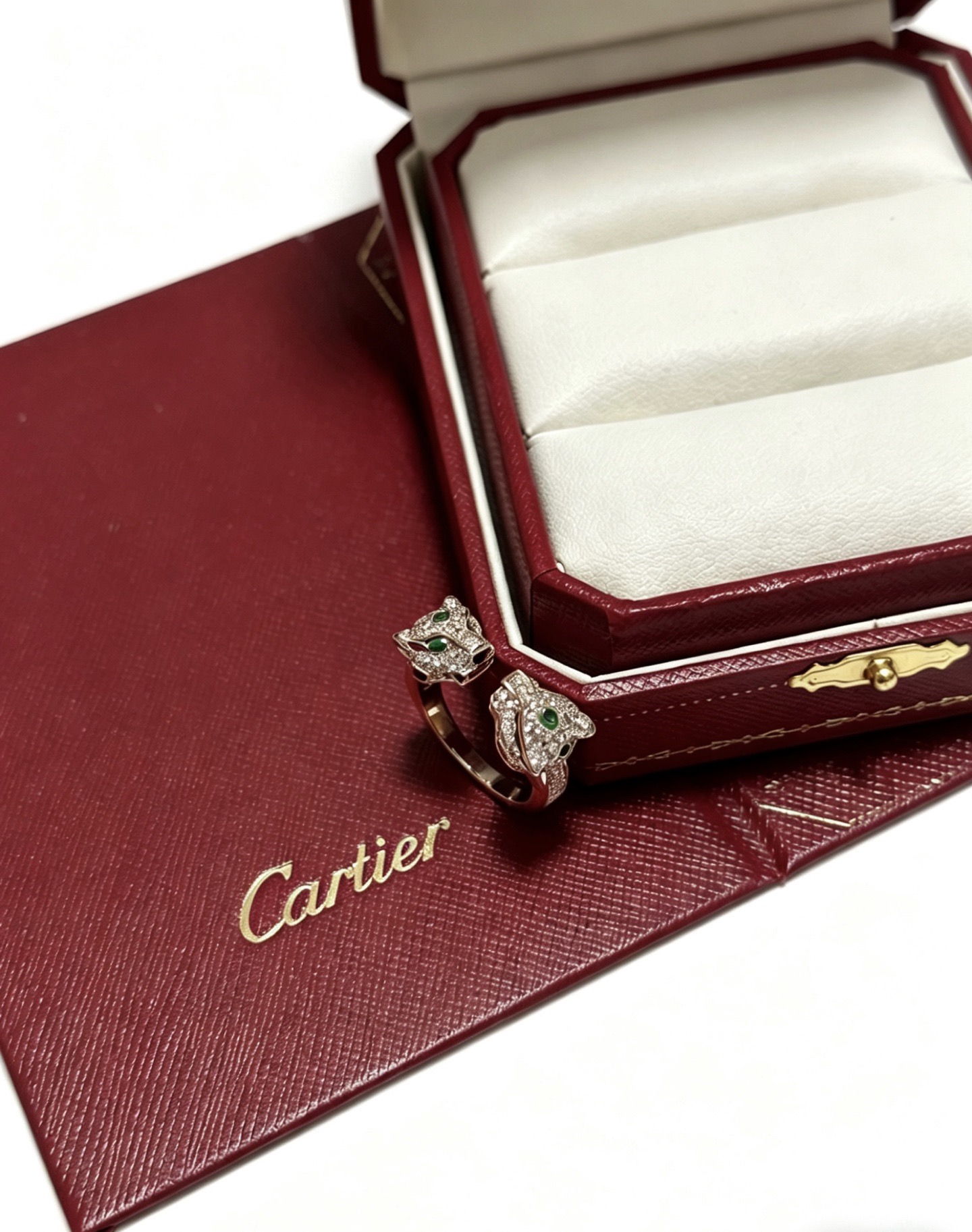 NO:819018,Cartier ring V gold material series has perfect appearance, unparalleled details, the unique color is completely impeccable, and is decorated with a classic ring shape design, which is simple yet elegant and eye-catching. The V gold pure handmade combination is more elegant and elegant. The same style for men and women Cartier rings, jewelry boutique, cartier, ring19860909卡地亚戒指V金材质系列 品相完美,细节无敌,那种独特的色泽完全无可挑剔,再缀以经典指环外形设计,简约之余却又优雅夺目,V金纯手工的组合更显气色,上手雅致动人.男女同款 卡地亚戒指,饰品精品,cartier,ring,Jewelry