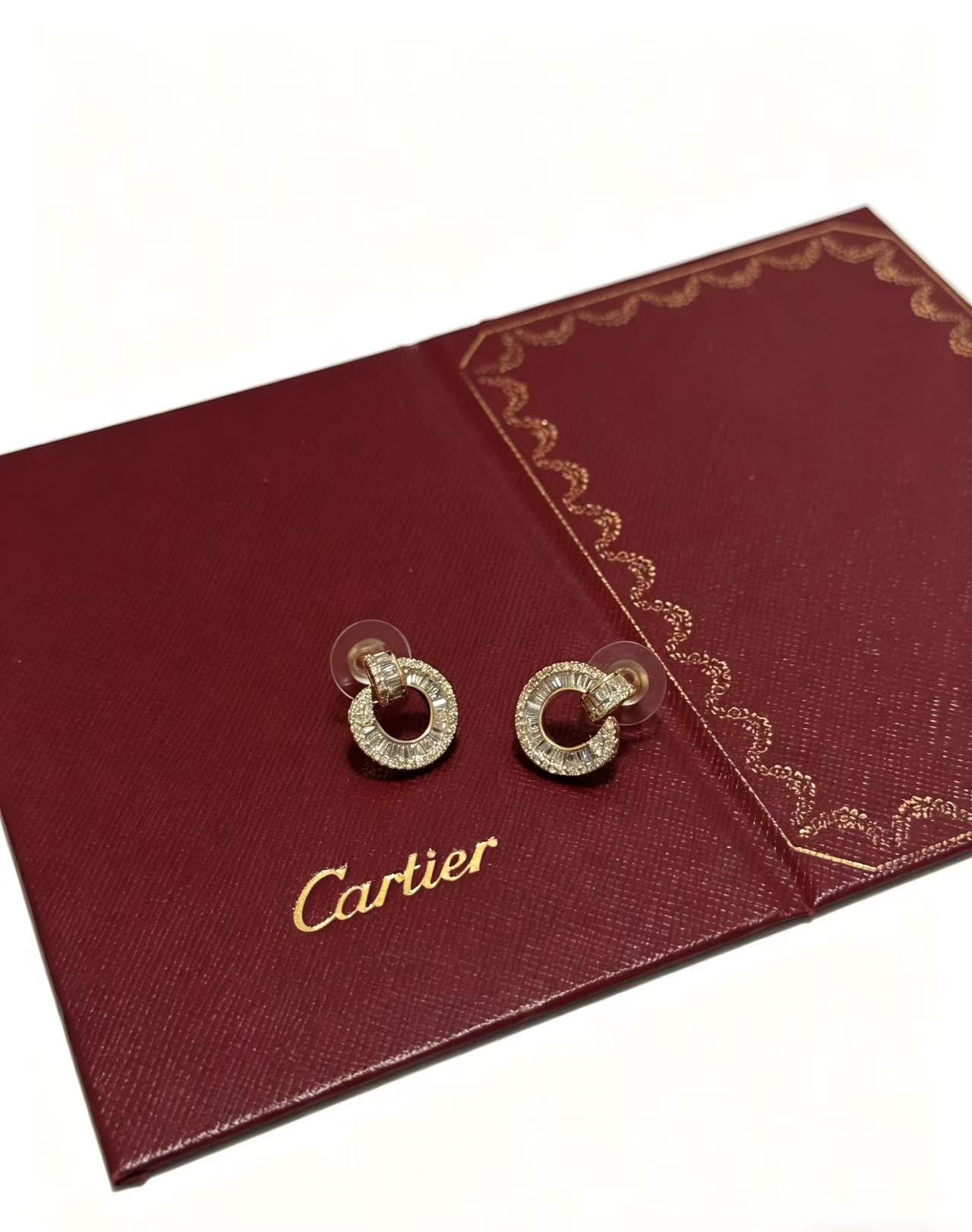 NO:819029,Cartier Earrings V gold material series are in perfect condition, with incomparable details. The unique color is completely impeccable. It is also decorated with a classic ring shape design, which is simple yet elegant and eye-catching. The pure handmade combination of V gold is more elegant and elegant. Same style for men and women. Cartier earrings, jewelry boutique, cartier, earrings19860909卡地亚耳环V金材质系列 品相完美,细节无敌,那种独特的色泽完全无可挑剔,再缀以经典指环外形设计,简约之余却又优雅夺目,V金纯手工的组合更显气色,上手雅致动人.男女同款 卡地亚耳环,饰品精品,cartier,earrings,Jewelry