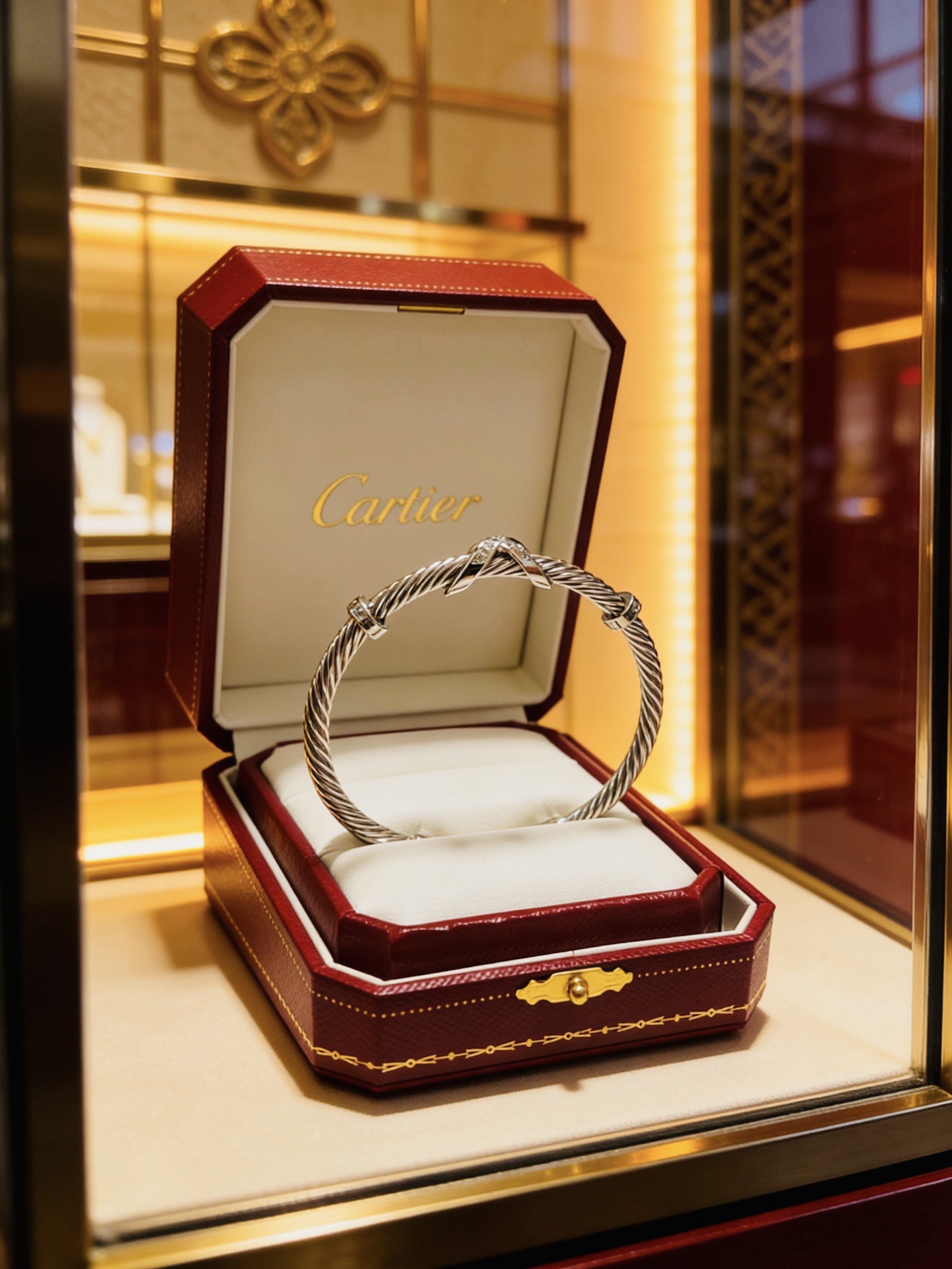 NO:819055,Cartier bracelet bracelet V gold material series, perfect appearance, unparalleled details, the unique color is completely impeccable, and decorated with a classic ring shape design, simple yet elegant and eye-catching, the V gold pure handmade combination is more elegant, elegant and moving. Same style for men and women Cartier bracelet, jewelry boutique, cartier, bracelet, bracelet19860909卡地亚手链手镯V金材质系列 品相完美,细节无敌,那种独特的色泽完全无可挑剔,再缀以经典指环外形设计,简约之余却又优雅夺目,V金纯手工的组合更显气色,上手雅致动人.男女同款 卡地亚手链,饰品精品,cartier,bracelet,bracelet,Jewelry