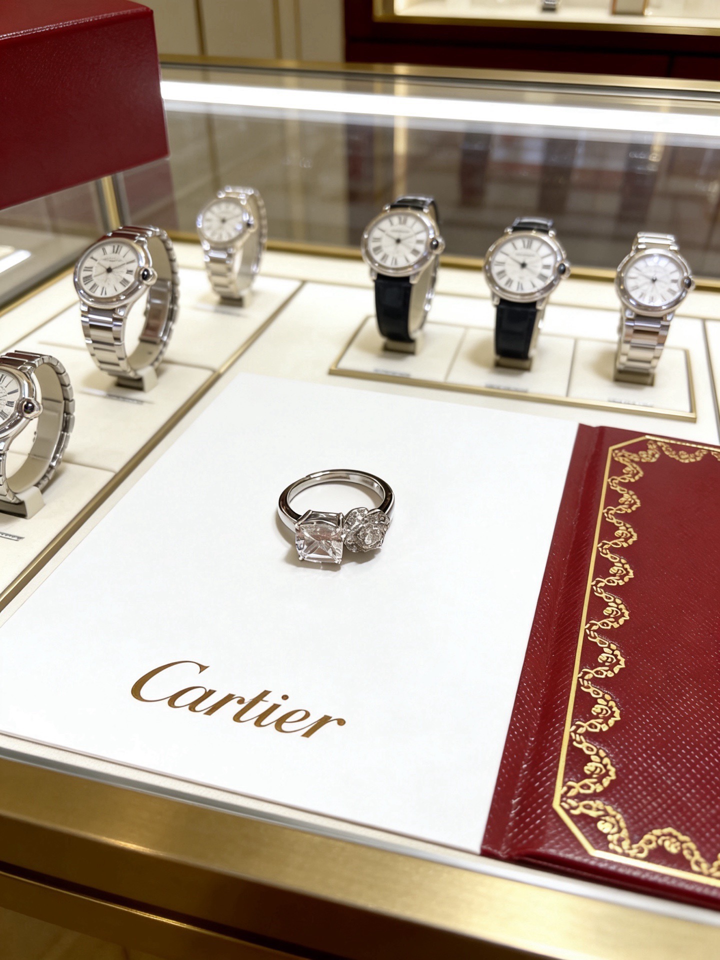NO:819064,Cartier ring V gold material series has perfect appearance, unrivaled details, and the unique color is completely impeccable. It is also decorated with a classic ring shape design, which is simple yet elegant and eye-catching. The V gold pure handmade combination is more elegant and elegant. The same style for men and women. Cartier ring has an adjustable opening, fine jewelry, cartier, ring19860909卡地亚戒指V金材质系列 品相完美,细节无敌,那种独特的色泽完全无可挑剔,再缀以经典指环外形设计,简约之余却又优雅夺目,V金纯手工的组合更显气色,上手雅致动人.男女同款 卡地亚戒指 开口可调节,饰品精品,cartier,ring,Jewelry