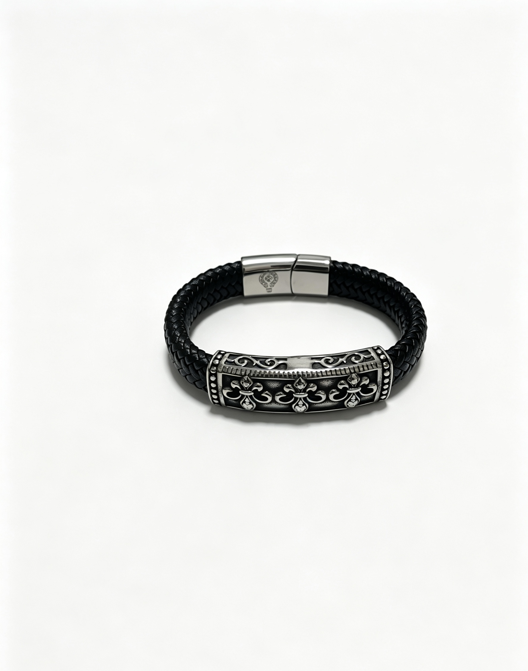 NO:817672,New [counter quality] Chrome Hearts classic retro cross cowhide bracelet, the original image has concave and convex shapes with different pattern design styles, showing a distinctive cross. The Scout flower is Chrome Hearts' symbol, so it is more durable. Genuine pattern-printed Chrome Hearts distinguishes the ordinary light version in the market. Check the quality of the version. Look at the printing details, the degree of retro gray oxidation. Seiko version!  !  !  Purely handmade, authentic mold opening, trendy and fashionable must-have, can be worn by both men and women, the same style for couples, official website original version, rock punk Thai silver style, retro elements, trendy and versatile, boutique jewelry, chrome hearts, chrome hearts, bracelet, cowhide19860909新款【专柜品质】Chrome Hearts克罗心经典复古十字牛皮手链,原图凹凸造型不同的花纹设计风格 呈现出与众不同 十字架 童军花是克罗心的志 所以更经久不衰 正品打版Chrome Hearts克罗心 区别市场普通轻版 对版对标品质 看字印细节 复古做旧灰氧程度.精工版本！！！ 纯手工打造 正品开模 潮流时尚必备 男女均可佩戴 情侣同款 官网原版 摇滚朋克泰银风格 复古元素 潮流百搭,饰品精品,chrome hearts,chrome hearts,bracelet,cowhide,Jewelry