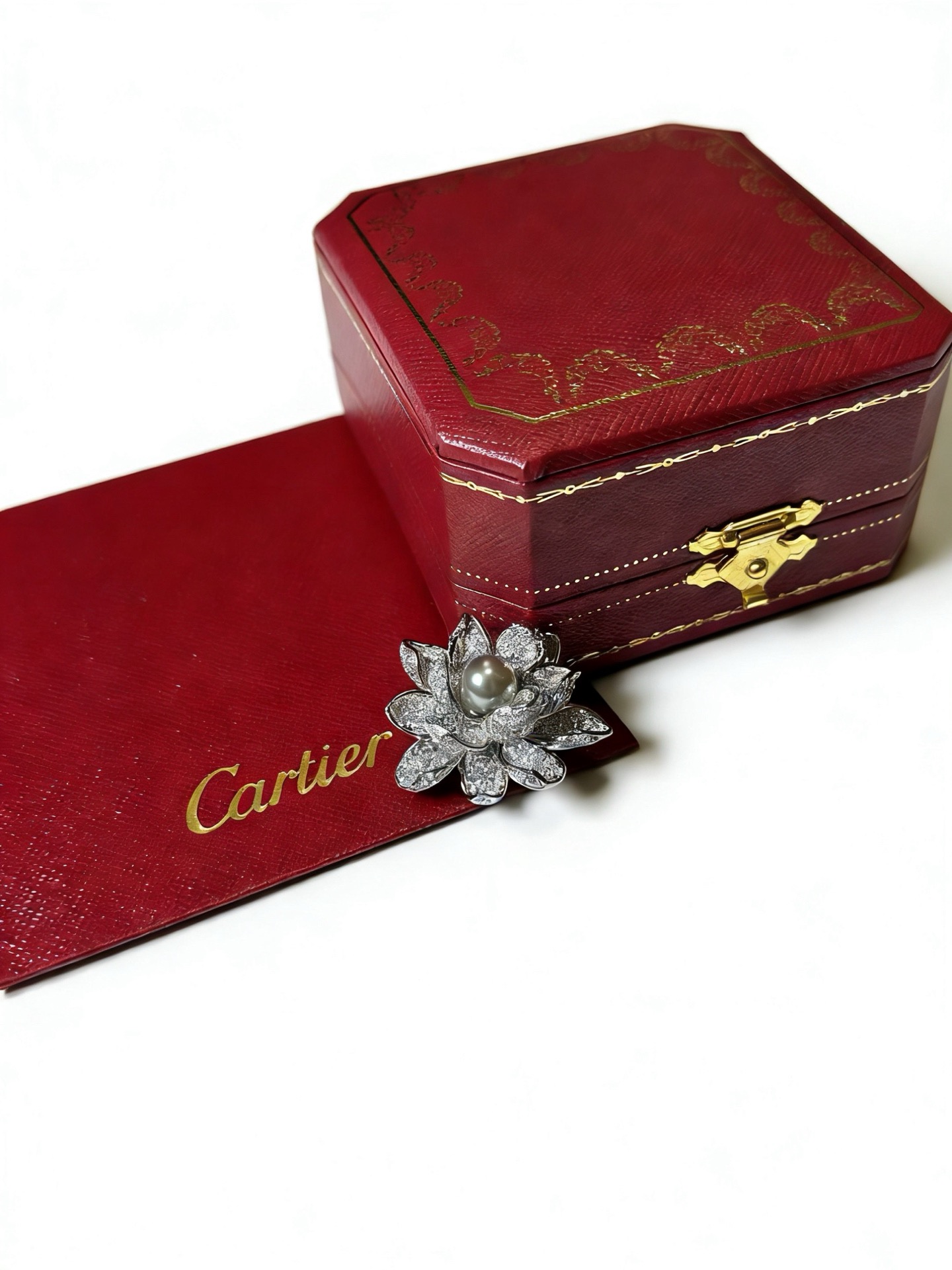 NO:819023,Cartier brooch Cartier's new rich series, high-end and domineering, spotted leopard, electroplated gold, hand-made micro-setting technology!  High-end and elegant, the leopard head is coming to attack!  Fashionable, trendy and domineering!  Both men and women can wear electroplated thick gold brooches, fine jewelry, cartier, brooch, breastpin19860909卡地亚胸针 卡家全新暴富系列 高端霸气 斑点豹子 电镀咪金 手工微镶工艺！高档大气大气上档次 豹子头来击！时尚、潮流、霸气！男神女神均可佩戴 电镀厚金胸针,饰品精品,cartier,brooch，breastpin,Jewelry