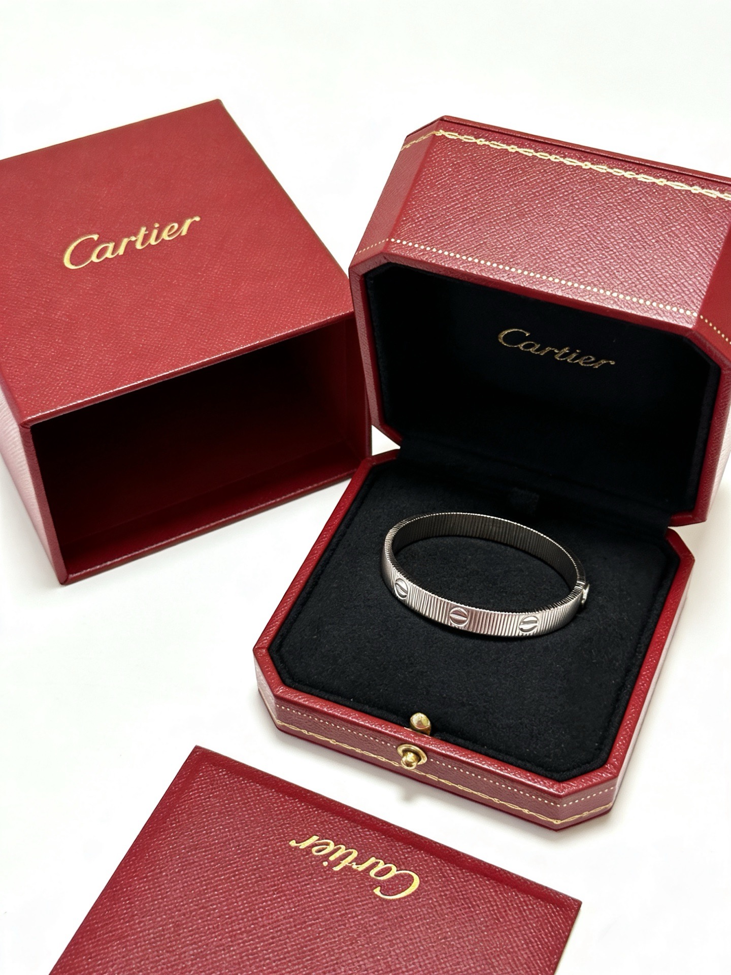 NO:819041,Cartier bracelet bracelet V gold material series, perfect appearance, unparalleled details, the unique color is completely impeccable, and decorated with a classic ring shape design, simple yet elegant and eye-catching, the V gold pure handmade combination is more elegant, elegant and moving. Same style for men and women Cartier bracelet, jewelry boutique, cartier, bracelet, bracelet19860909卡地亚手链手镯V金材质系列 品相完美,细节无敌,那种独特的色泽完全无可挑剔,再缀以经典指环外形设计,简约之余却又优雅夺目,V金纯手工的组合更显气色,上手雅致动人.男女同款 卡地亚手链,饰品精品,cartier,bracelet,bracelet,Jewelry