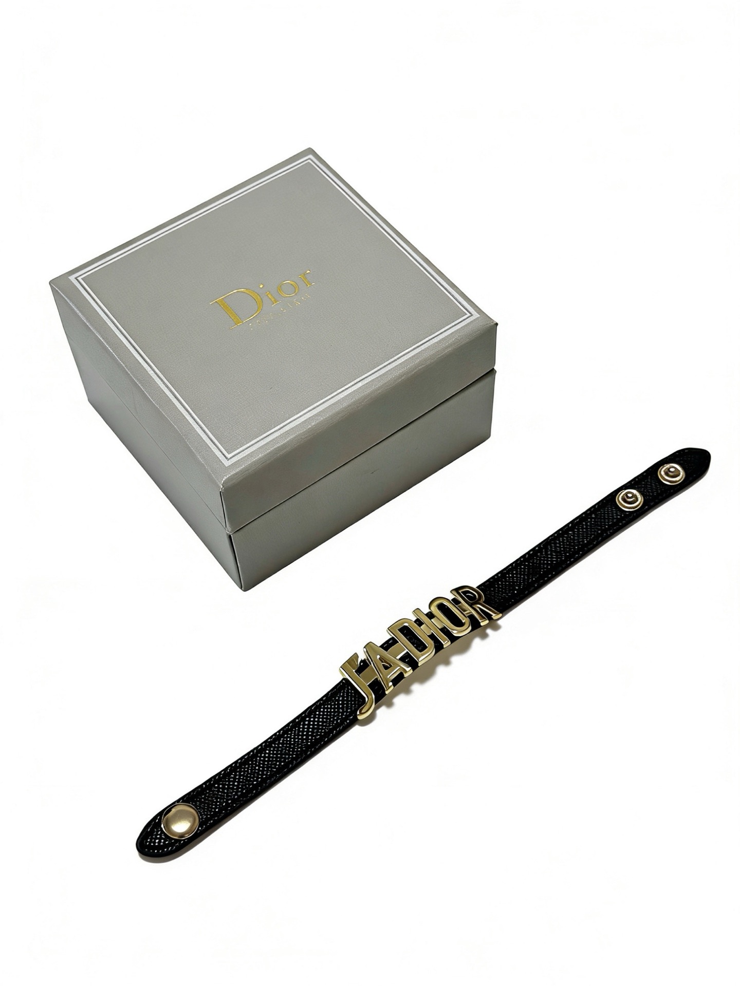 NO:819059,High-quality Dior cowhide hand rope bracelet original item counter new open mold retro trendy fashion must-have. Can be worn by both men and women. The same style for couples. Rock punk Thai silver style. Retro elements. Trendy and versatile. The same cowhide leather latest chain from the official website. The latest chain has a higher grade. Star classic necklace series retro. The details are distressed. Non-market glossy version. The size can be adjusted. This one is always on sale. The best-selling model in Dior.  Very easy to match with trendy clothes, fine jewelry, dior, necklace, bracelet, cowhide19860909高品质迪奥牛皮手绳手链原单货专柜新款开模复古潮流时尚必备 男女均可佩戴 情侣款同款 摇滚朋克泰银风格 复古元素 潮流百搭 官网同款牛皮最新款链条档次更高明星经典款项链系列复古 细节对版做旧处理 非市面亮面版型 码数可调节 这款一直在出 迪奥里面热卖款 非常好搭配潮流衣服,饰品精品,dior,necklace,bracelet,cowhide,Jewelry