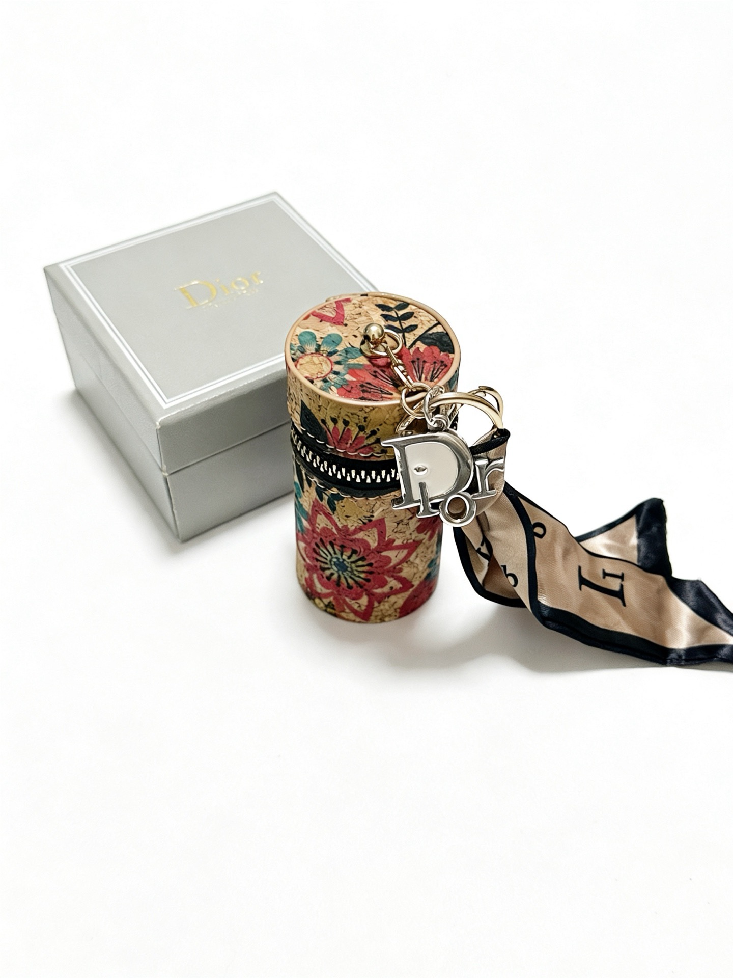 NO:819068,New product release Dior keychain bag buckle The latest bag charm is of a higher grade Stars have the same style Anger Forest series classic models co-branded design concept keychain series The details are distressed The version is not available in the market glossy version This has been out. The best-selling model in Dior Very good match with trendy backpacks, jewelry boutiques, dior, backpacks, keychain19860909新品发布 迪奥钥匙扣 包包扣 最新款包包挂饰档次更高明星同款Anger Forest系列经典款联名设计理念钥匙扣系列 细节对版做旧处理 非市面亮面版型 这款一直在出 迪奥里面热卖款 非常好搭配潮流背包,饰品精品,dior,backpacks,keychain,Jewelry