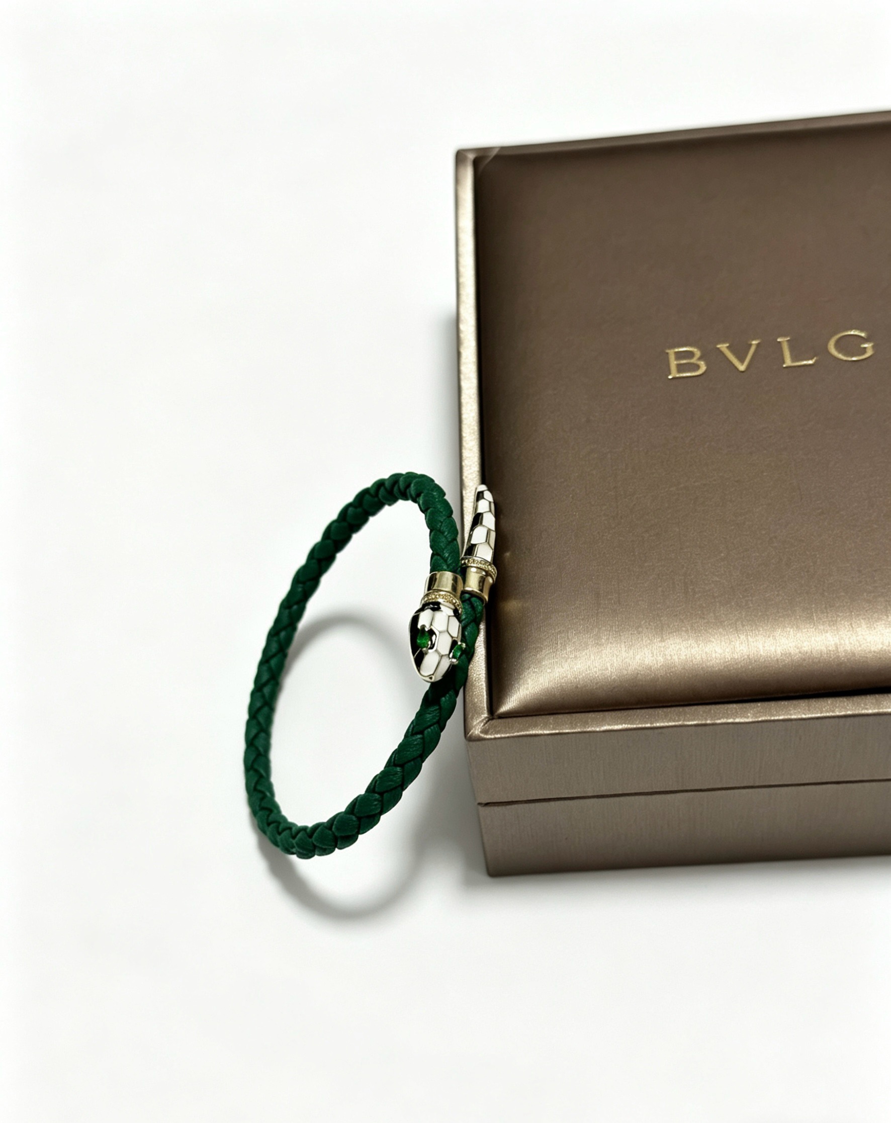 NO:863749,High-quality Bvlgari cowhide bracelet original item counter new open mold retro trendy fashion must-have. Can be worn by both men and women. The same style for couples. Rock punk Thai silver style. Retro elements. Trendy and versatile. The same cowhide latest chain from the official website. The latest chain has a higher grade. Celebrity classic necklace series retro. The details are distressed. Non-market glossy version. The size can be adjusted. This one has been released. The best-selling model in Bvlgari.  Very easy to match with trendy clothes, fine jewelry, bvlgari, necklace, bracelet, cowhide19860909高品质宝格丽牛皮手绳手链原单货专柜新款开模复古潮流时尚必备 男女均可佩戴 情侣款同款 摇滚朋克泰银风格 复古元素 潮流百搭 官网同款牛皮最新款链条档次更高明星经典款项链系列复古 细节对版做旧处理 非市面亮面版型 码数可调节 这款一直在出 宝格丽里面热卖款 非常好搭配潮流衣服,饰品精品,bvlgari,necklace,bracelet,cowhide,Jewelry