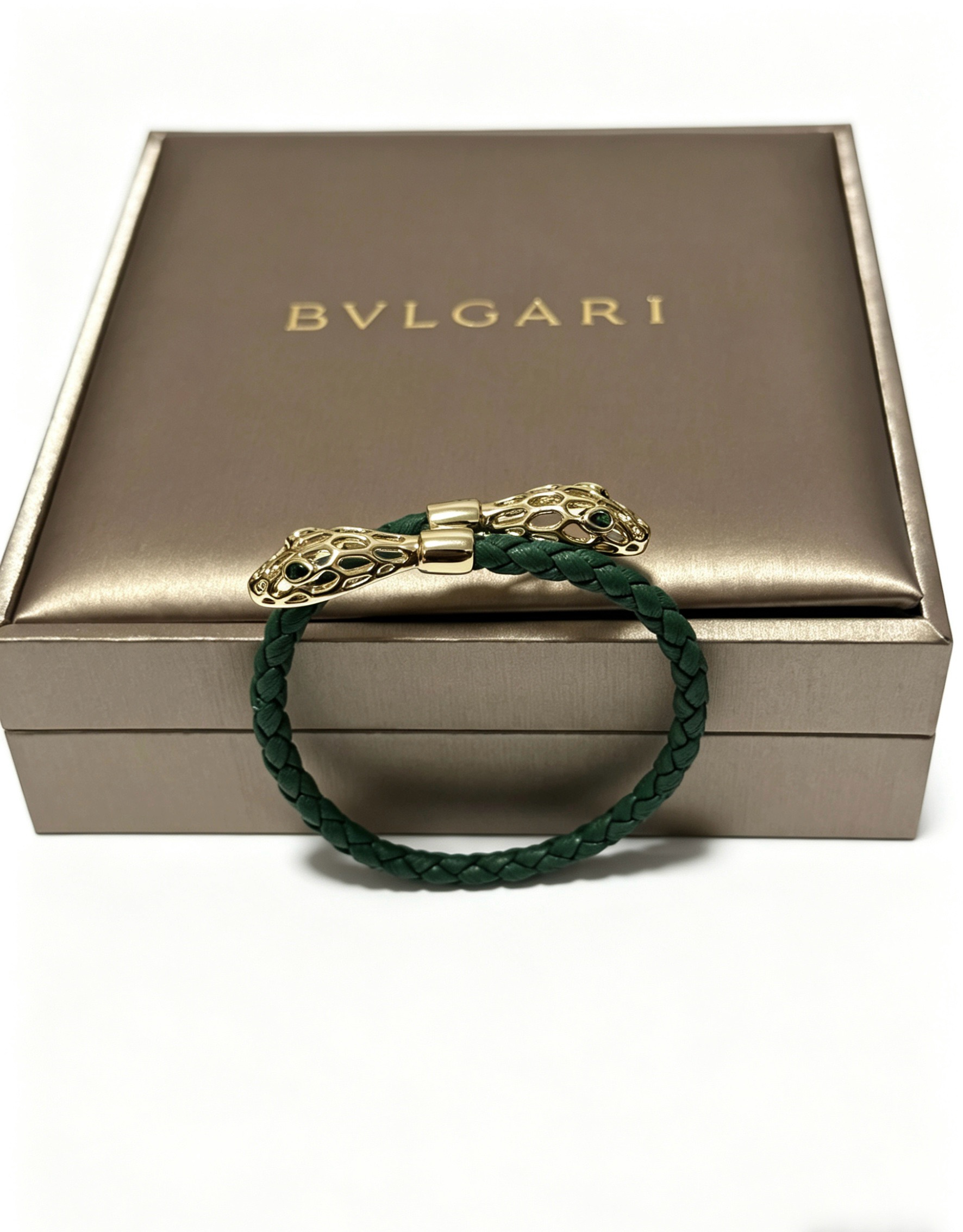 NO:859382,High-quality Bvlgari cowhide bracelet original item counter new open mold retro trendy fashion must-have. Can be worn by both men and women. The same style for couples. Rock punk Thai silver style. Retro elements. Trendy and versatile. The same cowhide latest chain from the official website. The latest chain has a higher grade. Celebrity classic necklace series retro. The details are distressed. Non-market glossy version. The size can be adjusted. This one has been released. The best-selling model in Bvlgari.  Very easy to match with trendy clothes, fine jewelry, bvlgari, necklace, bracelet, cowhide19860909高品质宝格丽牛皮手绳手链原单货专柜新款开模复古潮流时尚必备 男女均可佩戴 情侣款同款 摇滚朋克泰银风格 复古元素 潮流百搭 官网同款牛皮最新款链条档次更高明星经典款项链系列复古 细节对版做旧处理 非市面亮面版型 码数可调节 这款一直在出 宝格丽里面热卖款 非常好搭配潮流衣服,饰品精品,bvlgari,necklace,bracelet,cowhide,Jewelry