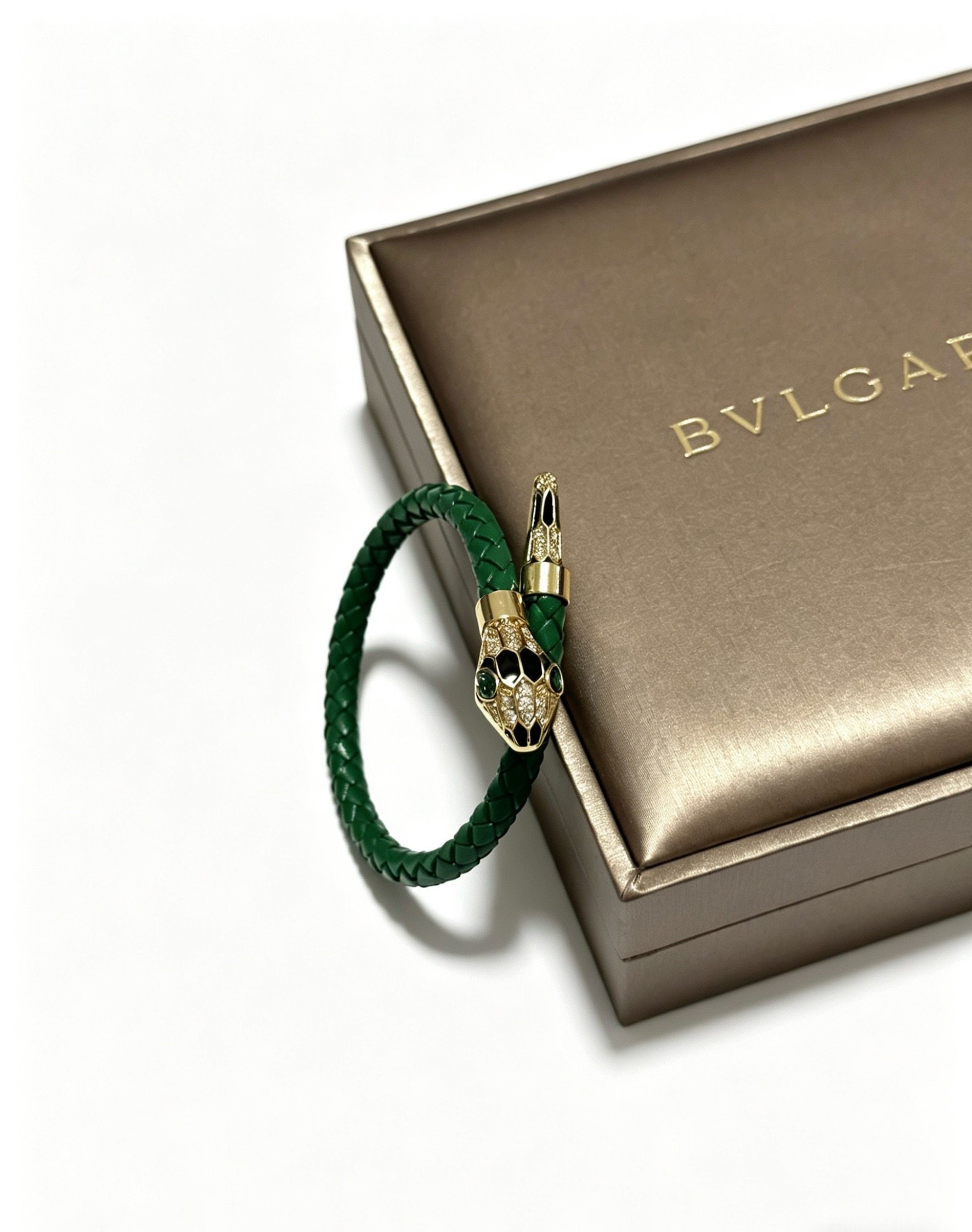 NO:859329,High-quality Bvlgari cowhide bracelet original item counter new open mold retro trendy fashion must-have. Can be worn by both men and women. The same style for couples. Rock punk Thai silver style. Retro elements. Trendy and versatile. The same cowhide latest chain from the official website. The latest chain has a higher grade. Celebrity classic necklace series retro. The details are distressed. Non-market glossy version. The size can be adjusted. This one has been released. The best-selling model in Bvlgari.  Very easy to match with trendy clothes, fine jewelry, bvlgari, necklace, bracelet, cowhide19860909高品质宝格丽牛皮手绳手链原单货专柜新款开模复古潮流时尚必备 男女均可佩戴 情侣款同款 摇滚朋克泰银风格 复古元素 潮流百搭 官网同款牛皮最新款链条档次更高明星经典款项链系列复古 细节对版做旧处理 非市面亮面版型 码数可调节 这款一直在出 宝格丽里面热卖款 非常好搭配潮流衣服,饰品精品,bvlgari,necklace,bracelet,cowhide,Jewelry