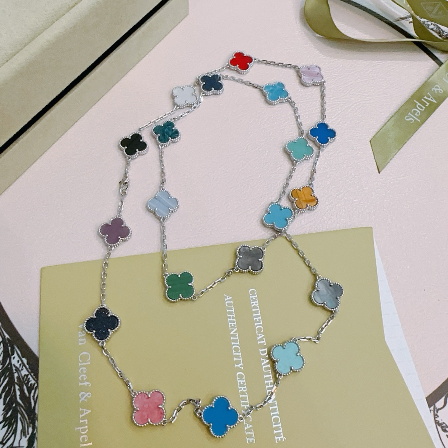 NO:859349,Four-leaf clover Van Cleef & Arpels 20-flower genuine customized rainbow color necklace V gold material series. The appearance is perfect, the details are invincible, the unique color is completely impeccable, and it is decorated with a classic ring shape design. It is simple yet elegant and eye-catching. The V gold pure handmade combination is more elegant and elegant. The same style for men and women, fine jewelry, van cleef, necklace19860909四叶草梵克雅宝20花正品定制彩虹花色项链V金材质系列 品相完美,细节无敌,那种独特的色泽完全无可挑剔,再缀以经典指环外形设计,简约之余却又优雅夺目,V金纯手工的组合更显气色,上手雅致动人.男女同款,饰品精品,van cleef,necklace,Jewelry