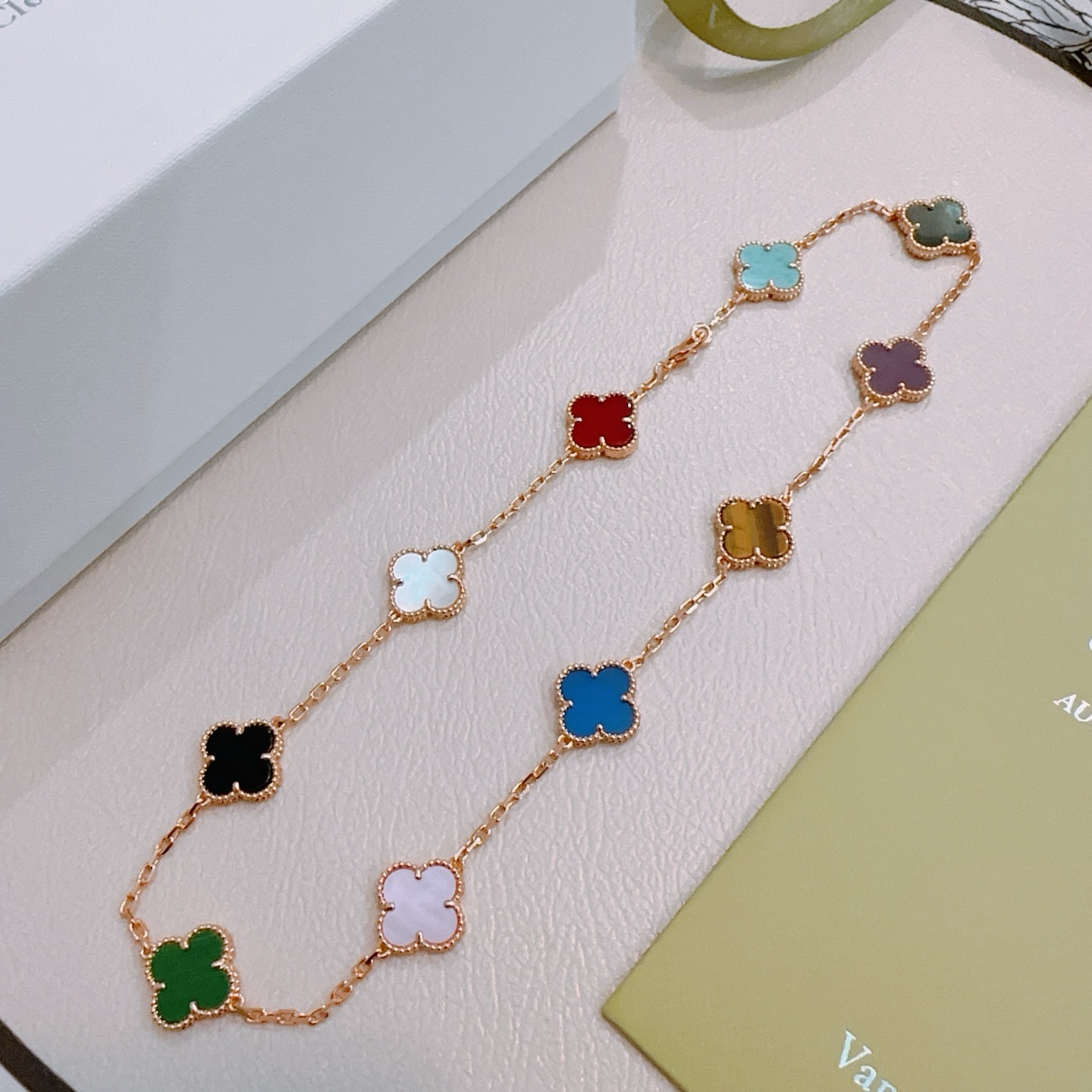 NO:859363,Four-leaf clover Van Cleef & Arpels 10-flower genuine customized rainbow color necklace V gold material series. The appearance is perfect, the details are invincible, the unique color is completely impeccable, and it is decorated with a classic ring shape design. It is simple yet elegant and eye-catching. The V gold pure handmade combination is more elegant and elegant. The same style for men and women, fine jewelry, van cleef, necklace19860909四叶草梵克雅宝10花正品定制彩虹花色项链V金材质系列 品相完美,细节无敌,那种独特的色泽完全无可挑剔,再缀以经典指环外形设计,简约之余却又优雅夺目,V金纯手工的组合更显气色,上手雅致动人.男女同款,饰品精品,van cleef,necklace,Jewelry