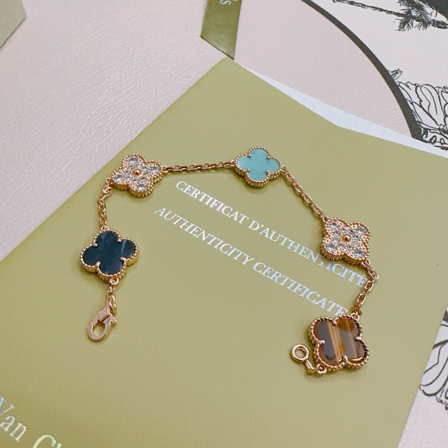 四叶草梵克雅宝🍀正品定制🌈彩虹花色手链V金材质系列 品相完美，细节无敌，那种独特的色泽完全无可挑剔，再缀