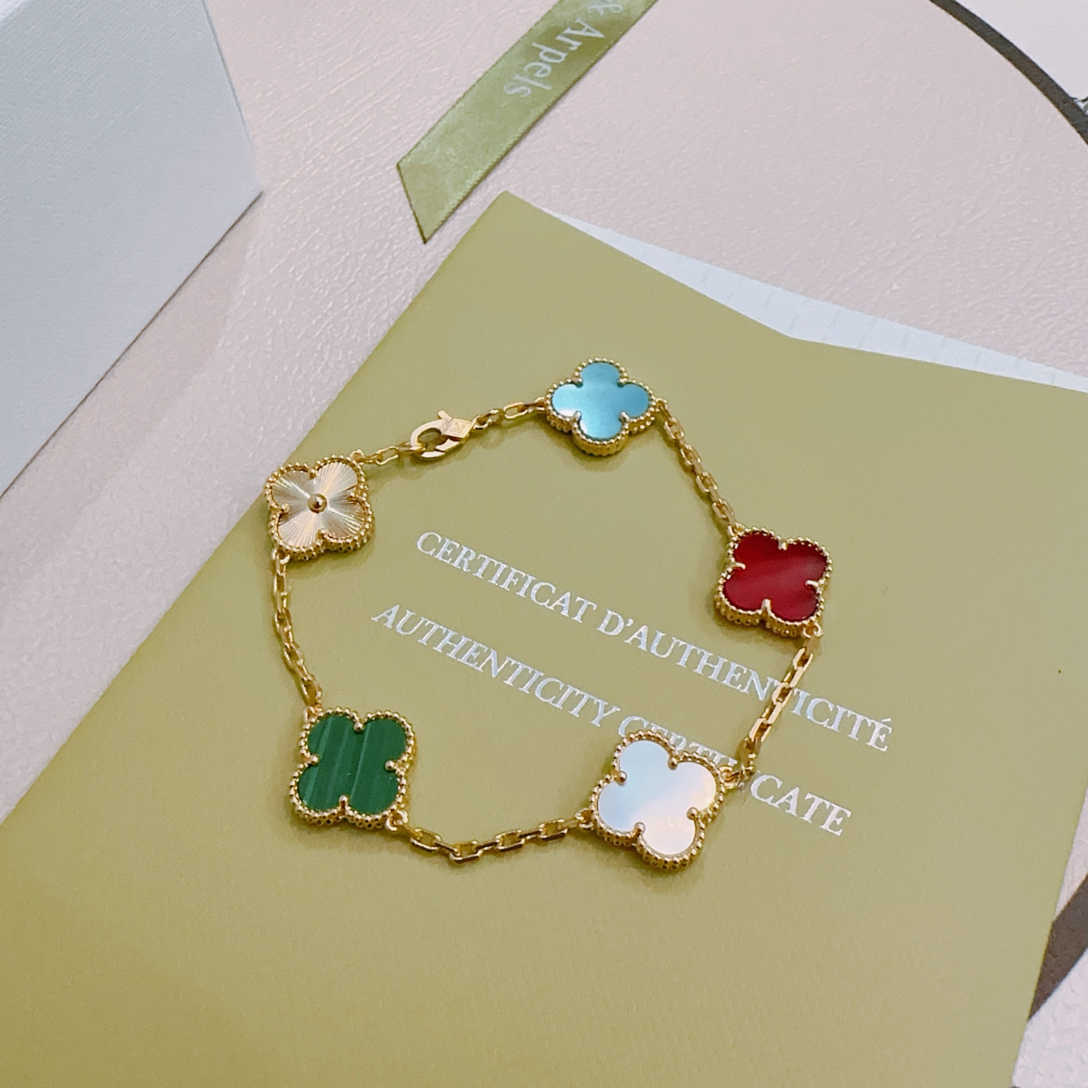 四叶草梵克雅宝🍀正品定制🌈彩虹花色手链V金材质系列 品相完美，细节无敌，那种独特的色泽完全无可挑剔，再缀