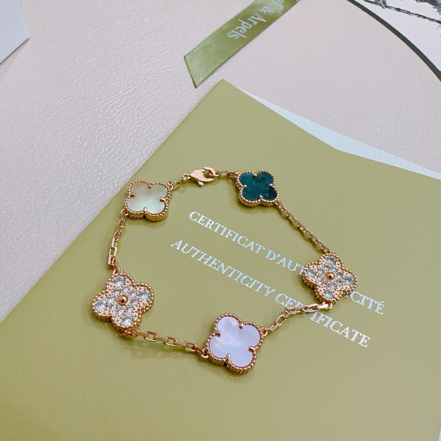 四叶草梵克雅宝🍀正品定制🌈彩虹花色手链V金材质系列 品相完美，细节无敌，那种独特的色泽完全无可挑剔，再缀