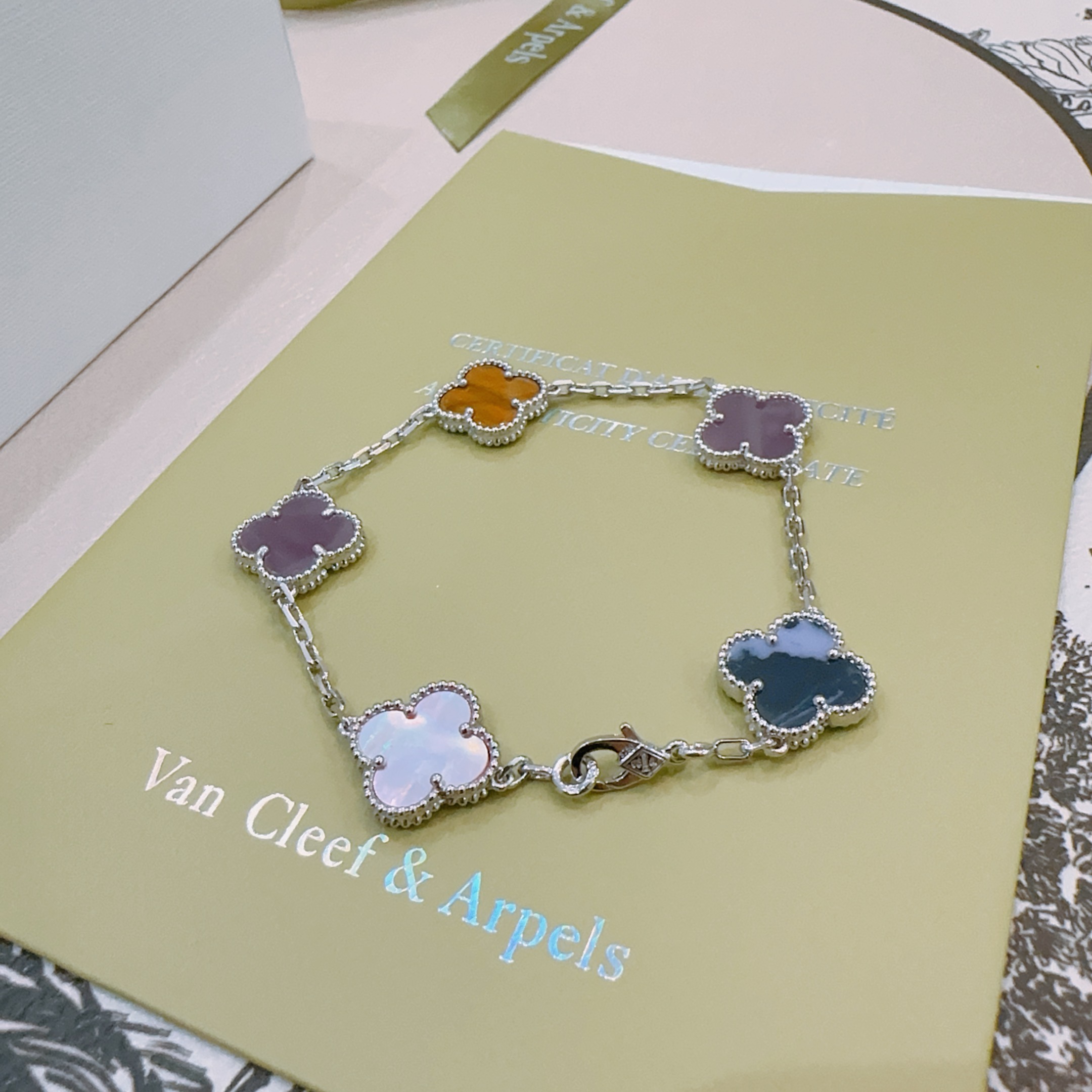 四叶草梵克雅宝🍀正品定制🌈彩虹花色手链V金材质系列 品相完美，细节无敌，那种独特的色泽完全无可挑剔，再缀