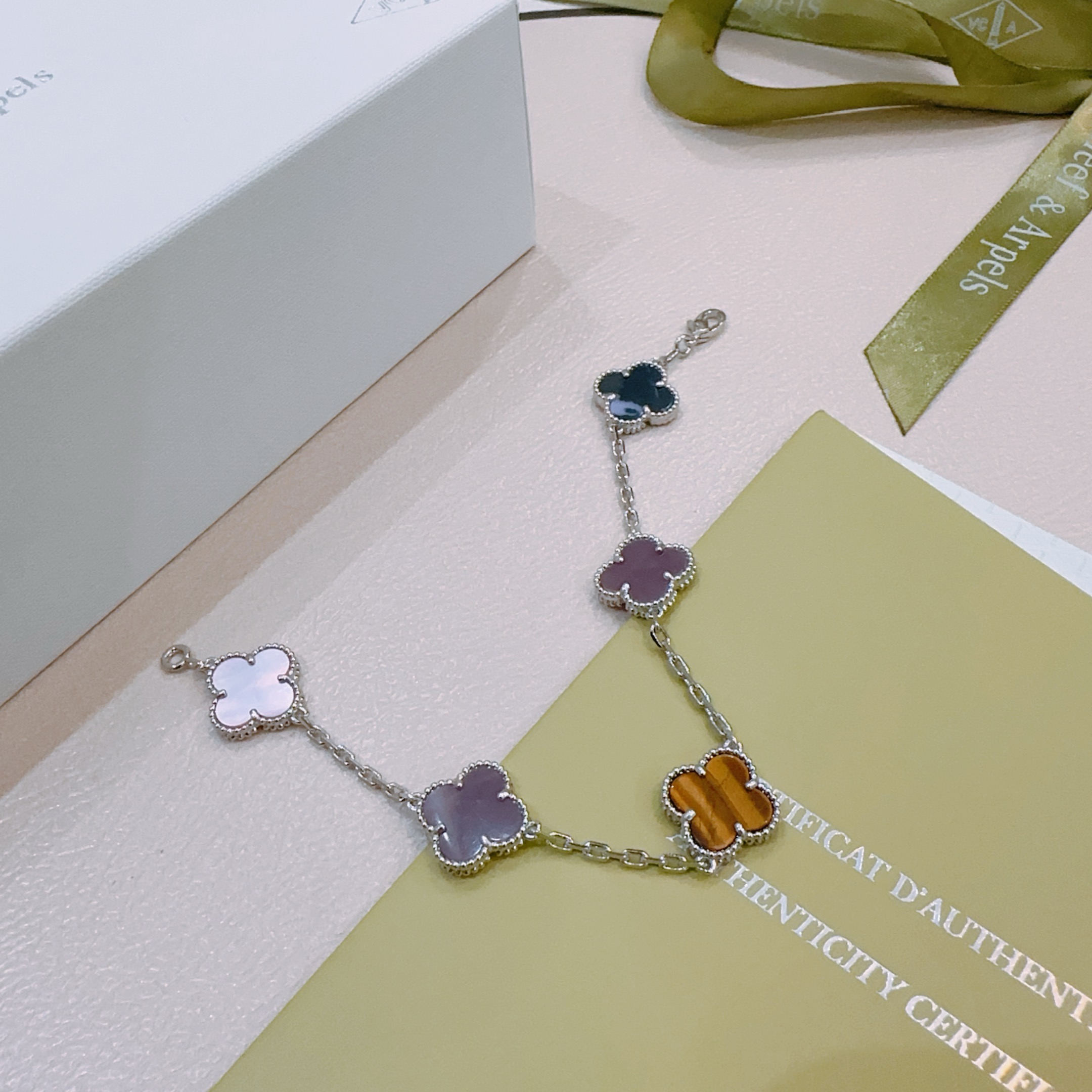 四叶草梵克雅宝🍀正品定制🌈彩虹花色手链V金材质系列 品相完美，细节无敌，那种独特的色泽完全无可挑剔，再缀
