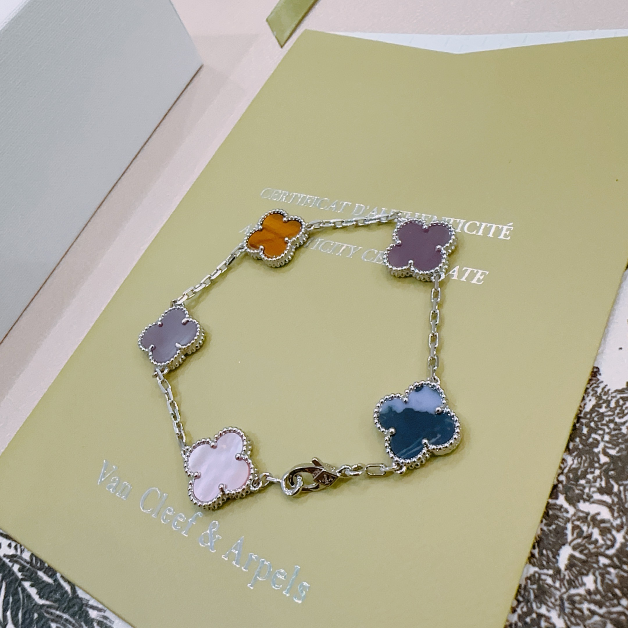 四叶草梵克雅宝🍀正品定制🌈彩虹花色手链V金材质系列 品相完美，细节无敌，那种独特的色泽完全无可挑剔，再缀