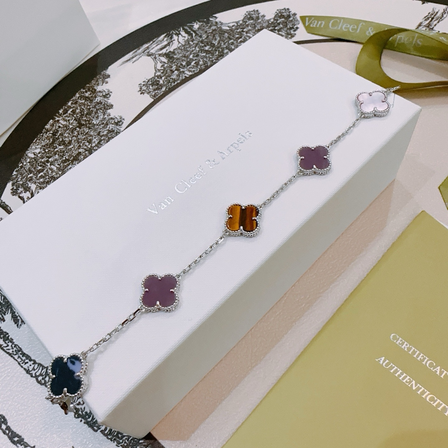 四叶草梵克雅宝🍀正品定制🌈彩虹花色手链V金材质系列 品相完美，细节无敌，那种独特的色泽完全无可挑剔，再缀