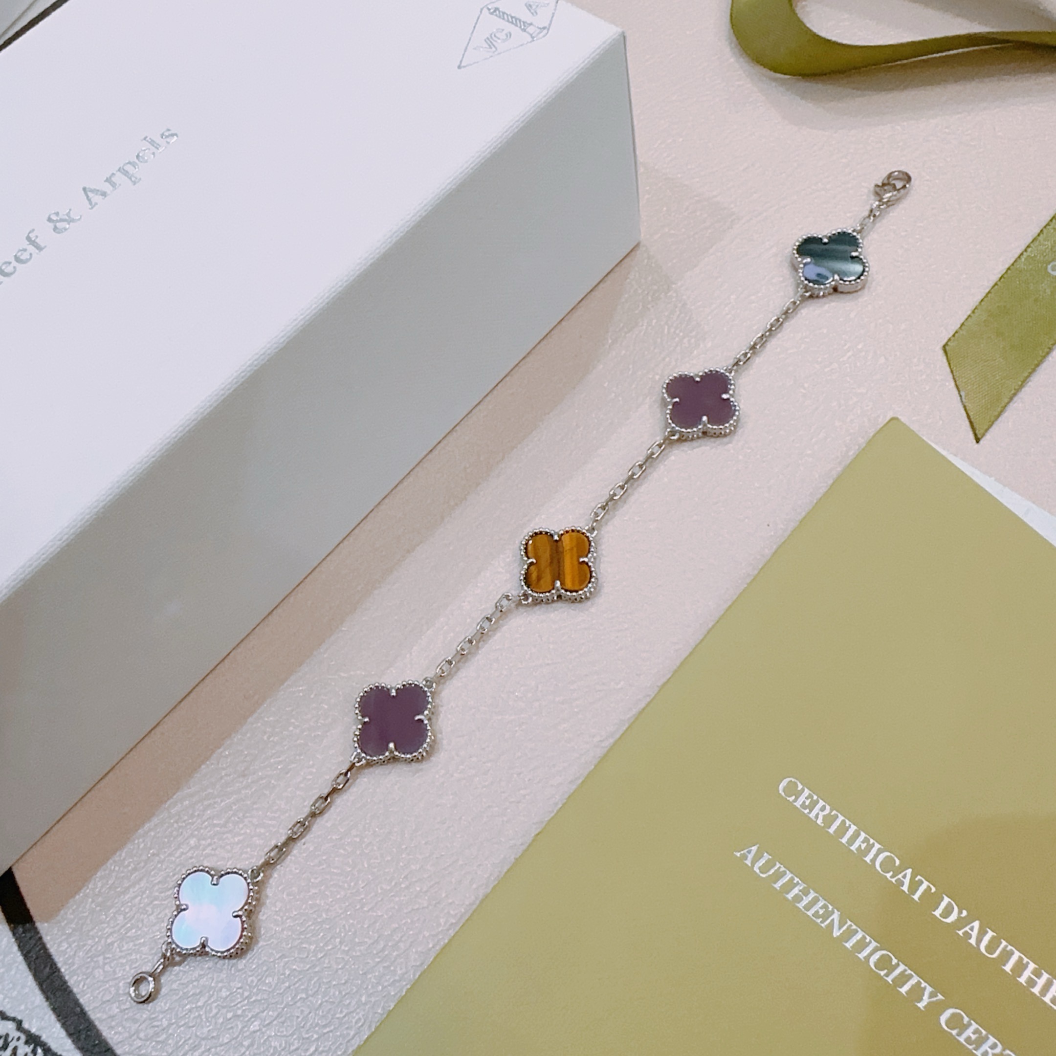 四叶草梵克雅宝🍀正品定制🌈彩虹花色手链V金材质系列 品相完美，细节无敌，那种独特的色泽完全无可挑剔，再缀