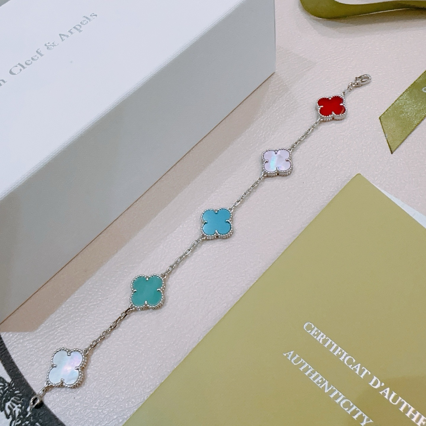 四叶草梵克雅宝🍀正品定制🌈彩虹花色手链V金材质系列 品相完美，细节无敌，那种独特的色泽完全无可挑剔，再缀